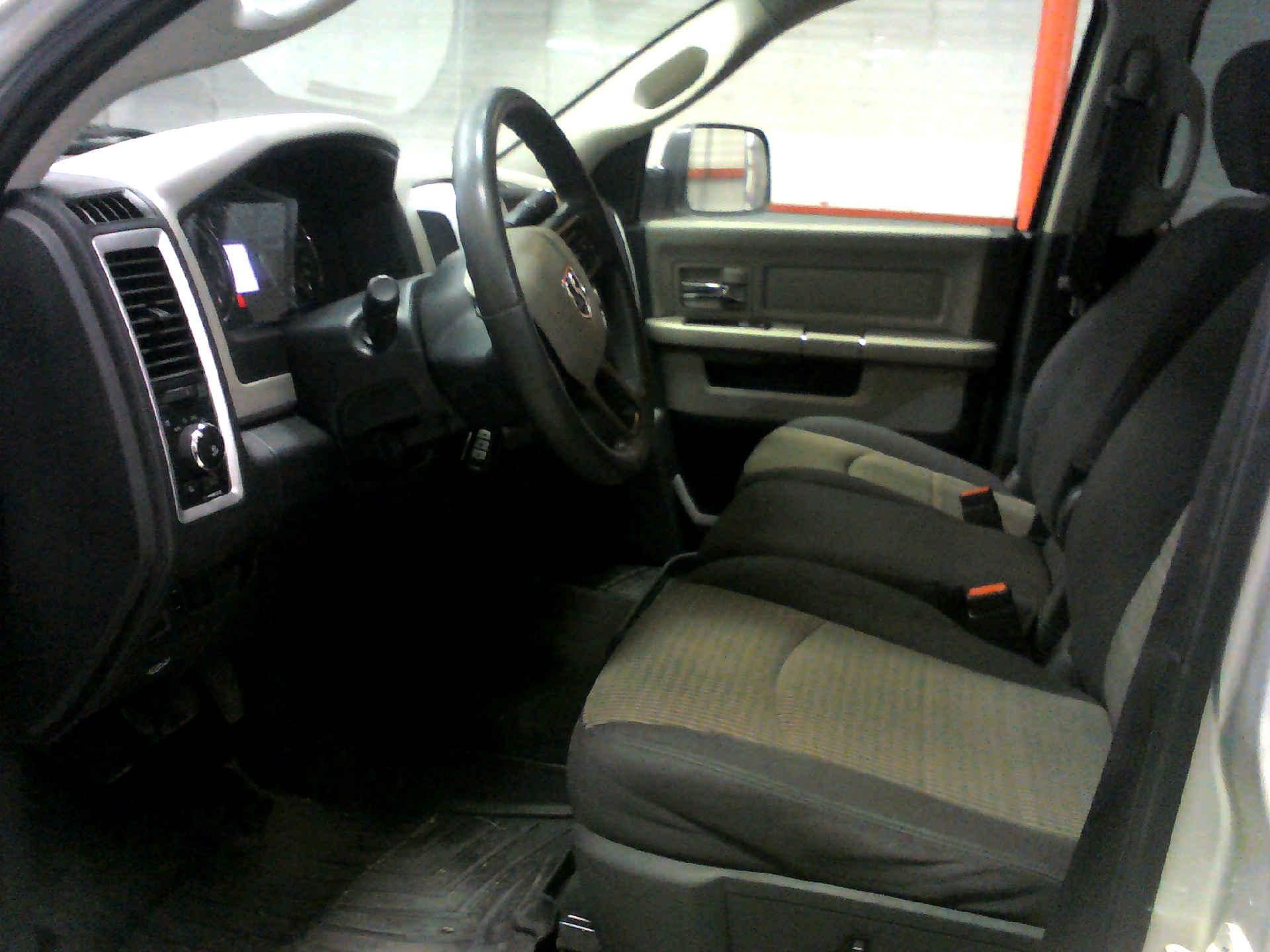 2012 RAM 3500 SLT CREW CAB LWB 4WD 6.7L L6 OHV 24V TURBO DIESEL AUTOMATIC SN:3C63D3HL2CG141676 - Image 5 of 9