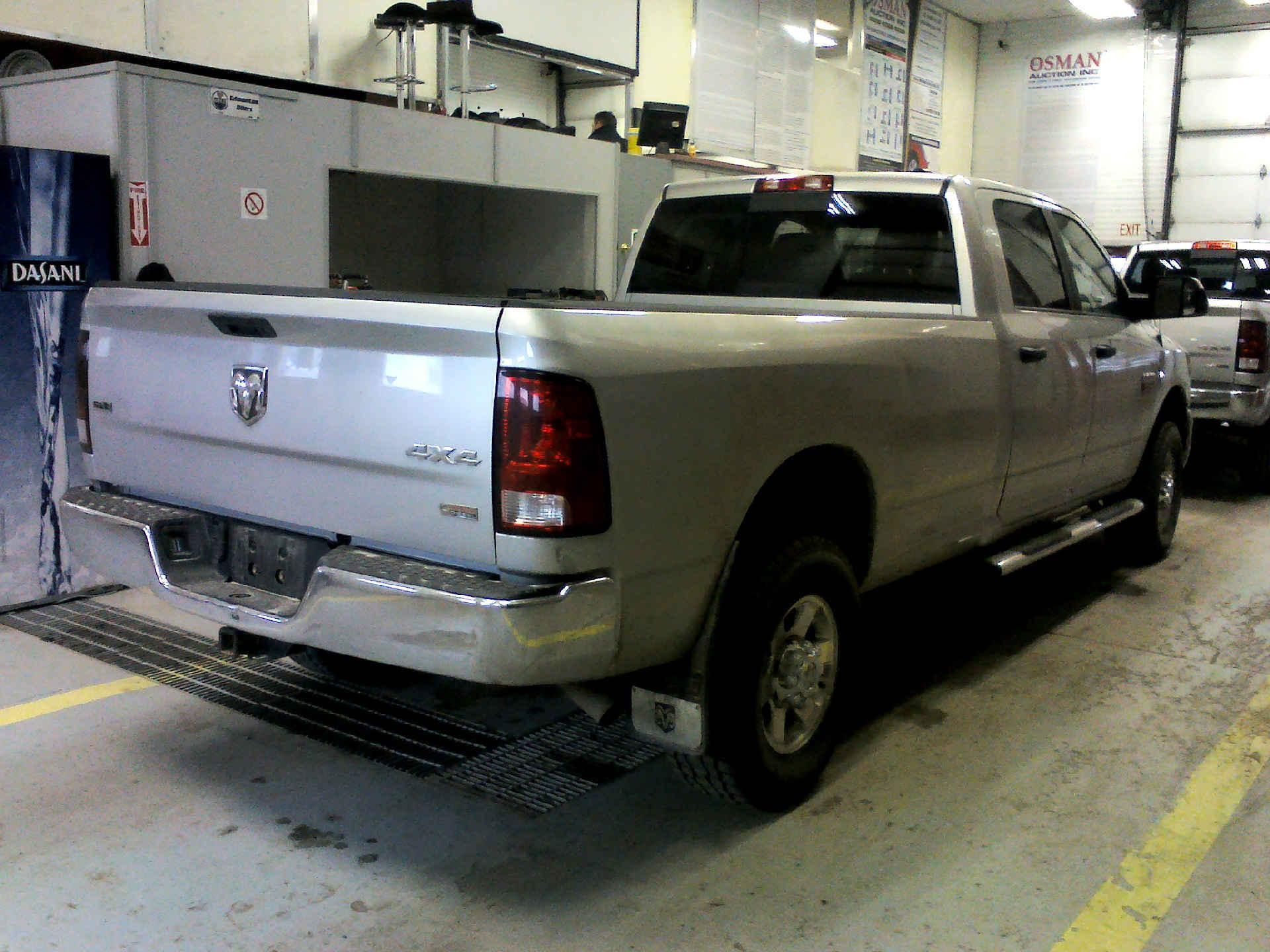 2012 RAM 3500 SLT CREW CAB LWB 4WD 6.7L L6 OHV 24V TURBO DIESEL AUTOMATIC SN:3C63D3HL2CG141676 - Image 4 of 9