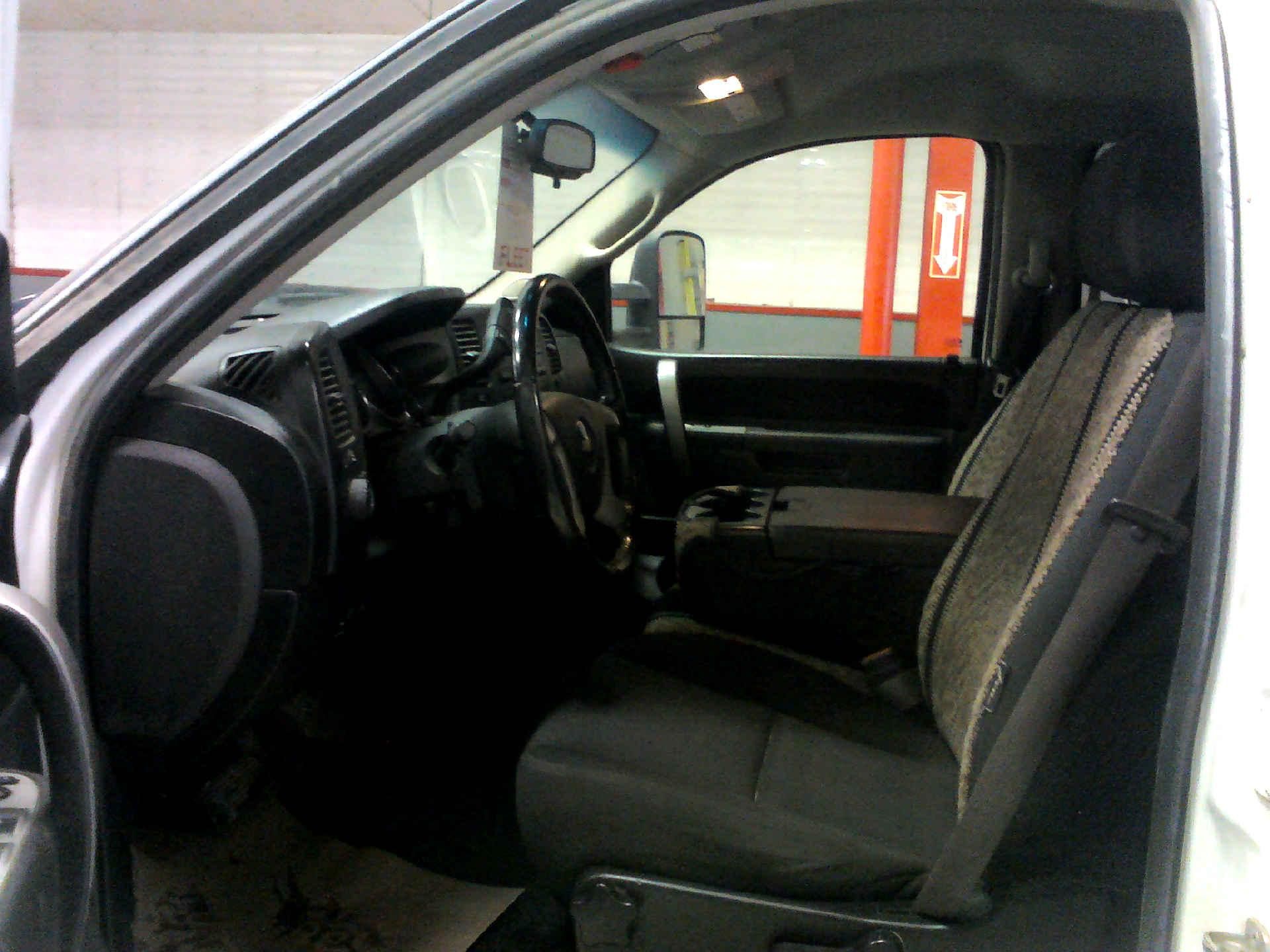 2011 CHEVROLET SILVERADO 2500HD LT CREW CAB 4WD 6.6L V8 OHV 32V TURBO DIESEL AUTOMATIC SN: - Image 5 of 9