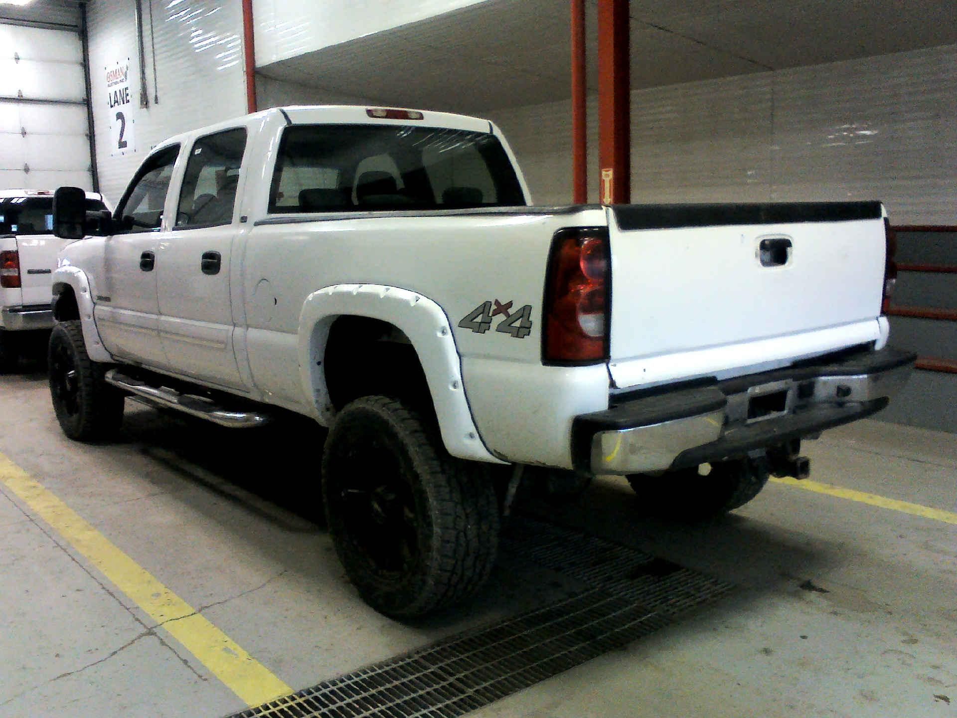 2006 CHEVROLET SILVERADO 2500HD LS CREW CAB 4WD 6.0L V8 OHV 16V AUTOMATIC SN:1GCHK23U46F221940 - Image 2 of 9