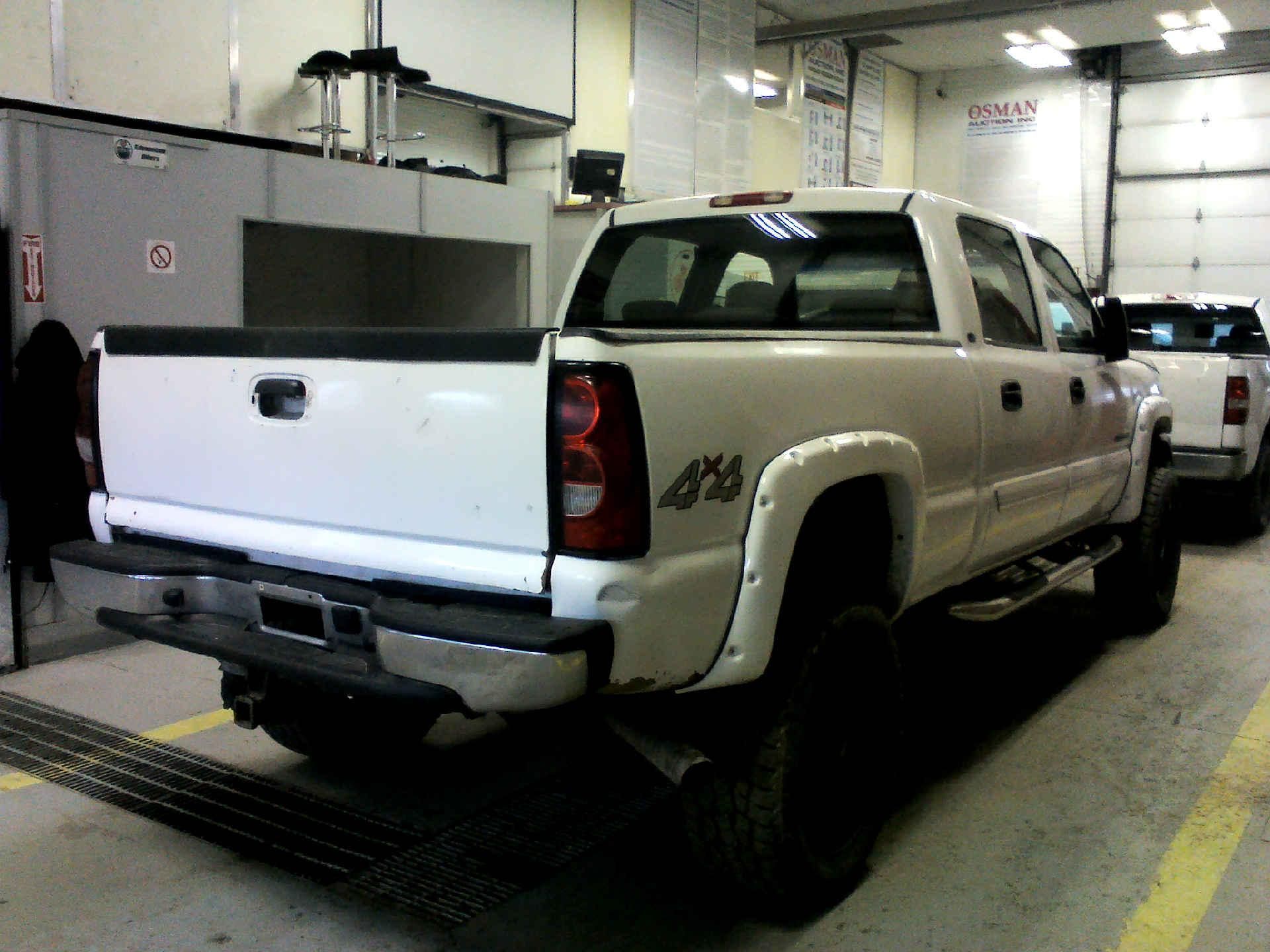 2006 CHEVROLET SILVERADO 2500HD LS CREW CAB 4WD 6.0L V8 OHV 16V AUTOMATIC SN:1GCHK23U46F221940 - Image 4 of 9