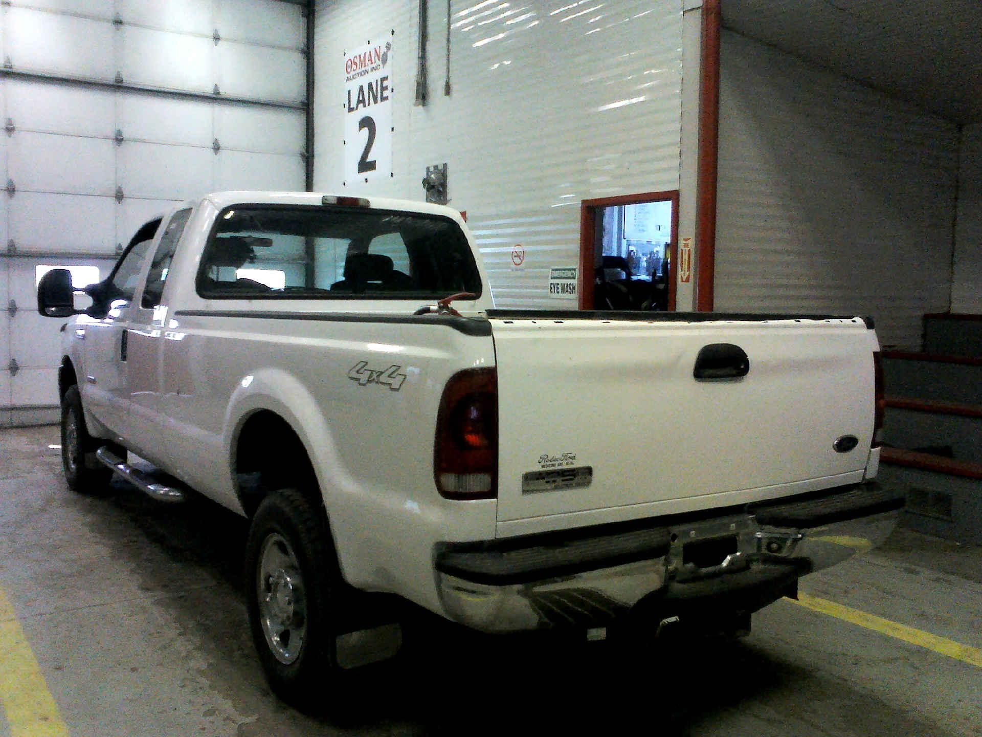 2005 FORD F-350 SD XLT SUPERCAB 4WD 6.0L V8 OHV 32V TURBO DIESEL AUTOMATIC SN:1FTWX31PX5ED04160 - Image 2 of 9