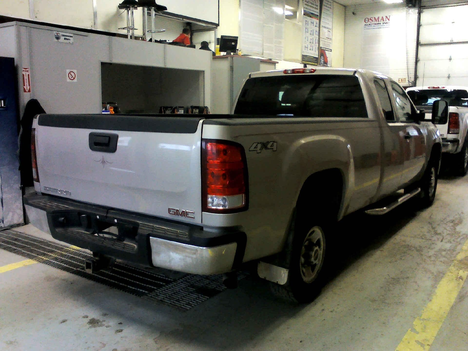 2007 GMC SIERRA 2500HD EXT. CAB 4WD 6.0L V8 OHV 16V AUTOMATIC SN:1GTHK29K47E535066 OPTIONS:AC TW - Image 4 of 7