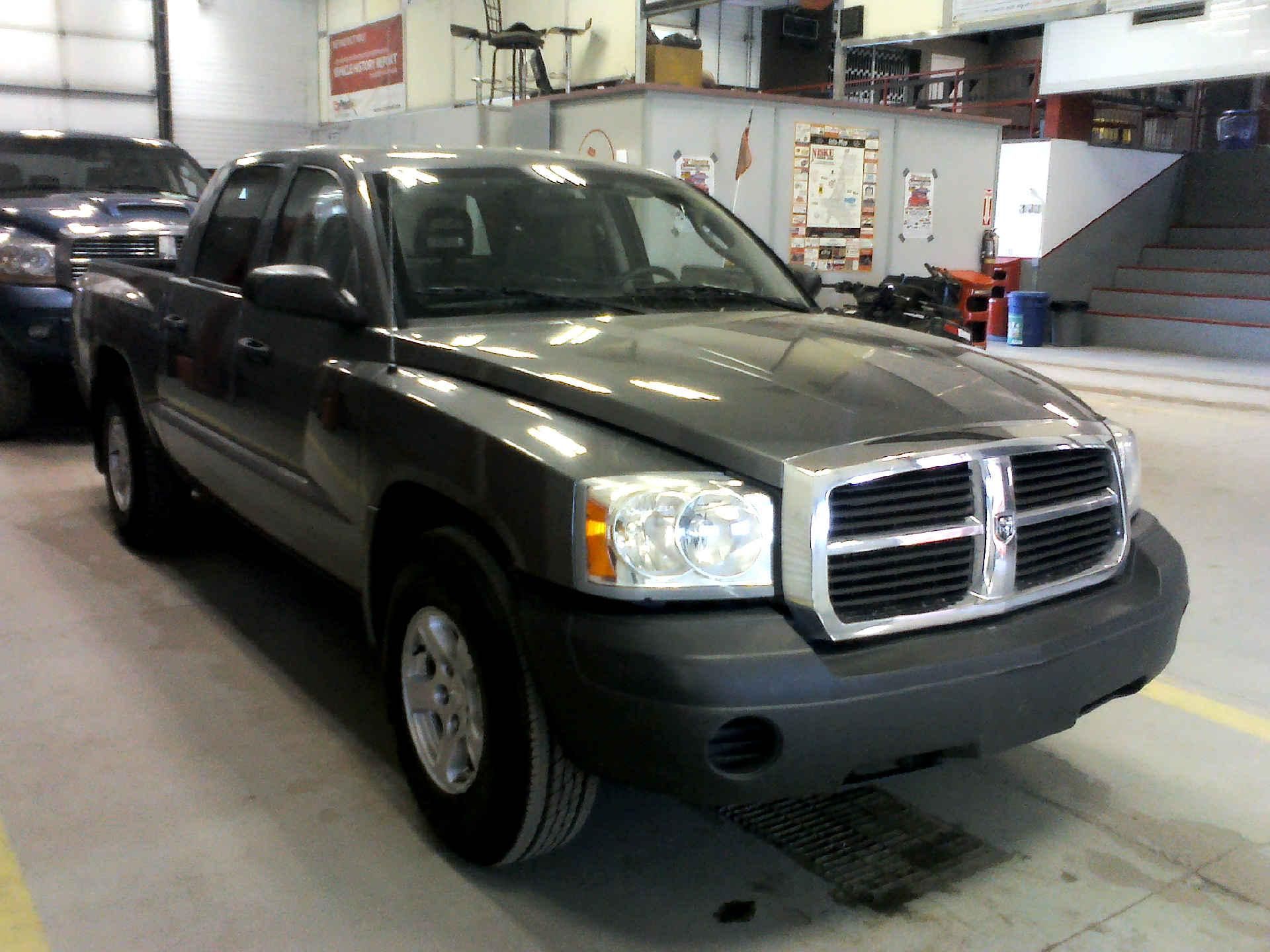 2005 DODGE DAKOTA QUAD CAB 2WD 4.7L V8 SOHC 16V AUTOMATIC SN:1D7HE28N85S149046 OPTIONS:AC TW CC PW - Image 3 of 9