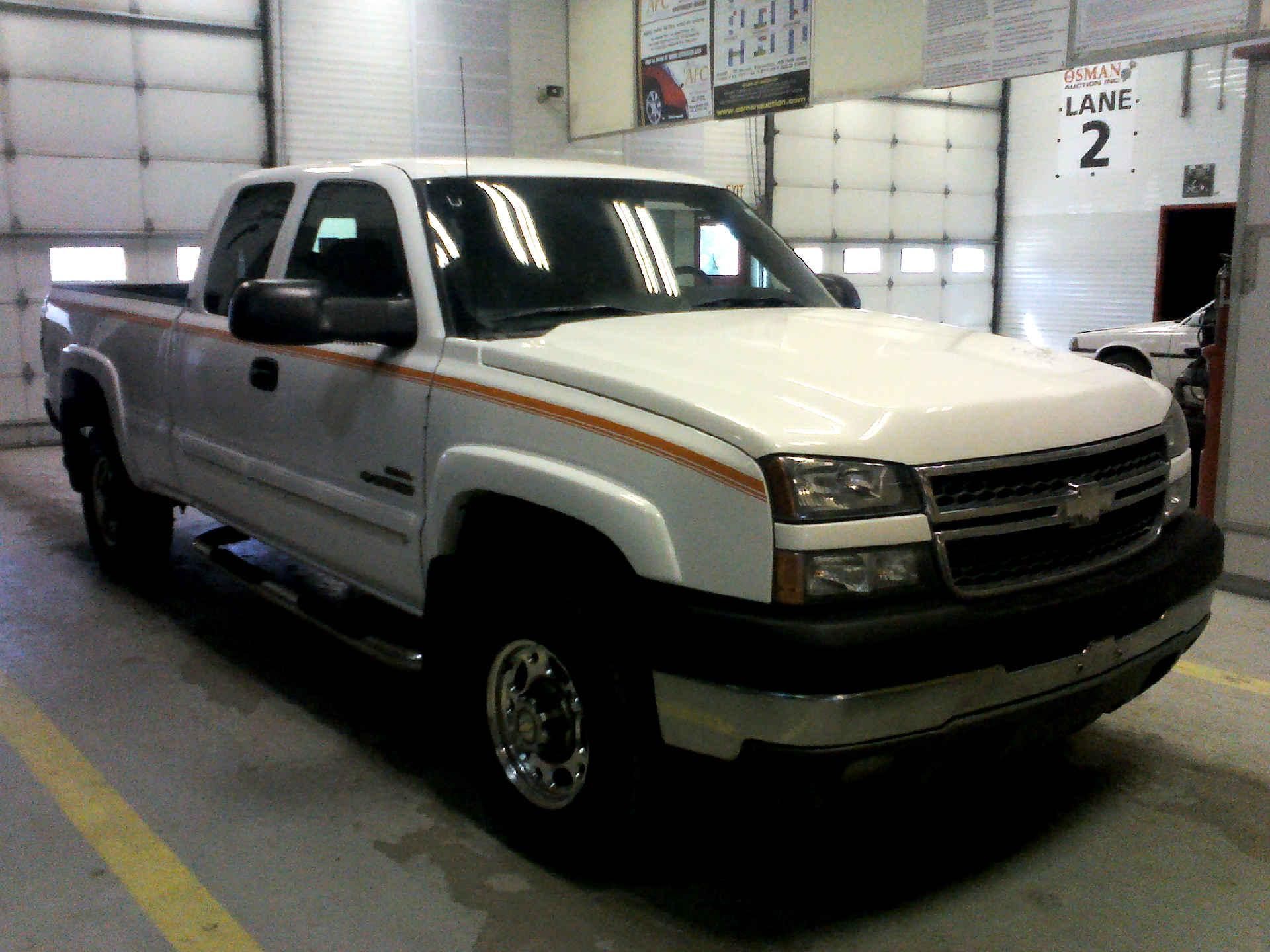 2005 CHEVROLET SILVERADO 2500HD EXT. CAB SHORT BED 4WD 6.6L V8 OHV 32V TURBO DIESEL AUTOMATIC SN: - Image 3 of 9