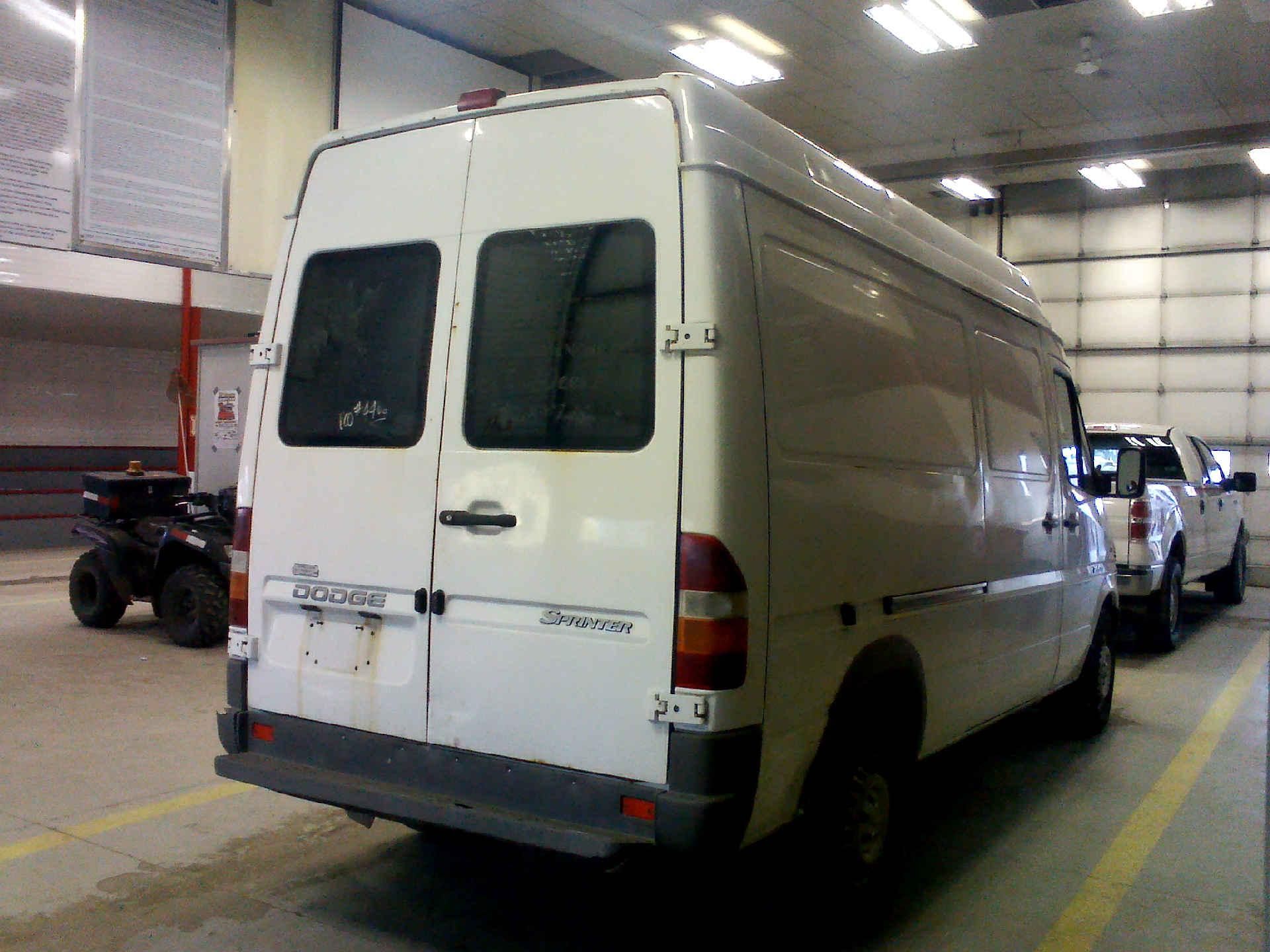 2006 DODGE SPRINTER VAN 2500 HIGH CEILING 140-IN. WB 2.7L L5 DOHC 20V TURBO DIESEL AUTOMATIC SN: - Image 4 of 8