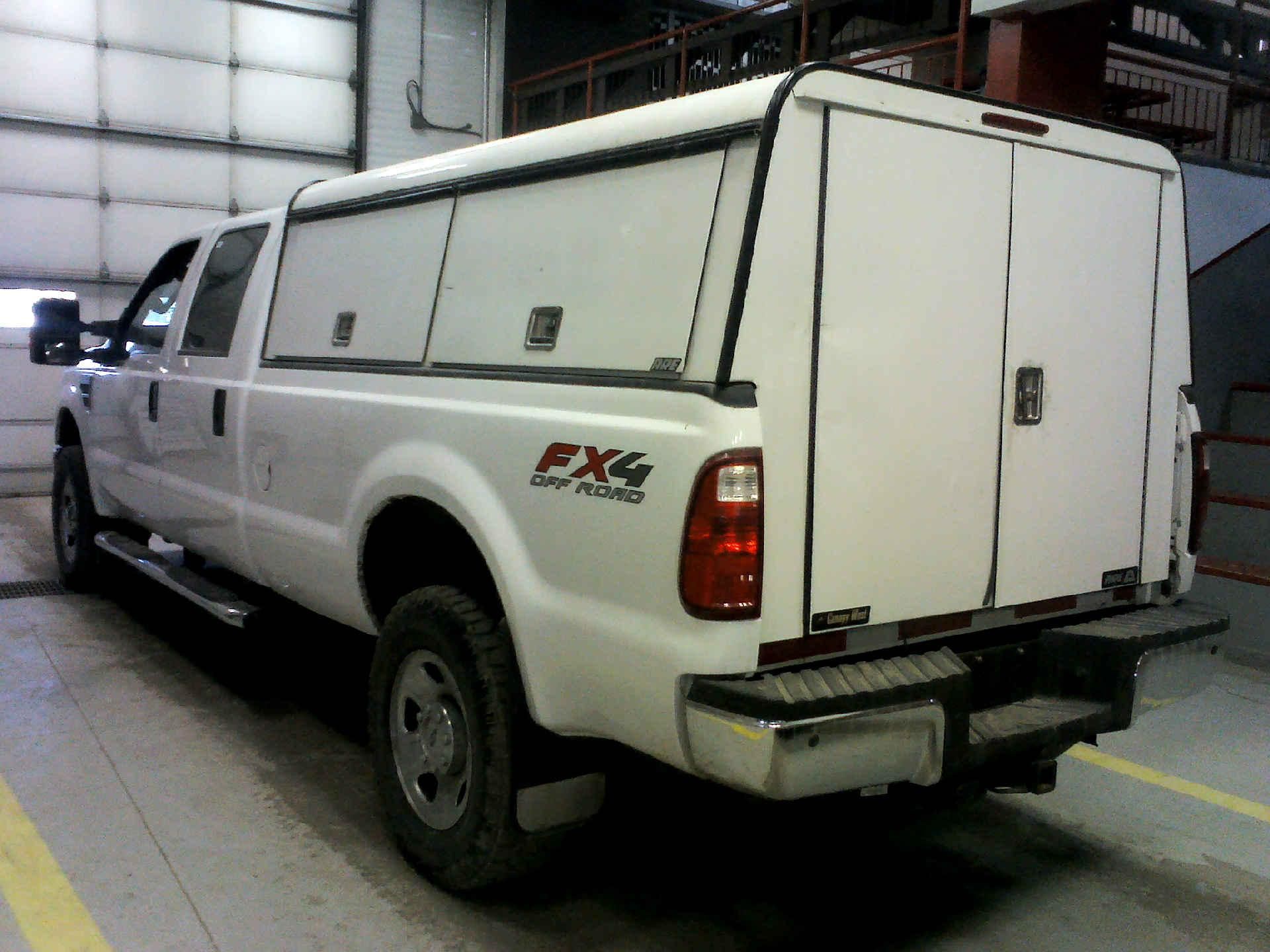 2009 FORD F-350 SD XLT CREW CAB 4WD 6.4L V8 OHV 32V TURBO DIESEL AUTOMATIC SN:1FTWW31R09EB20971 - Image 2 of 8