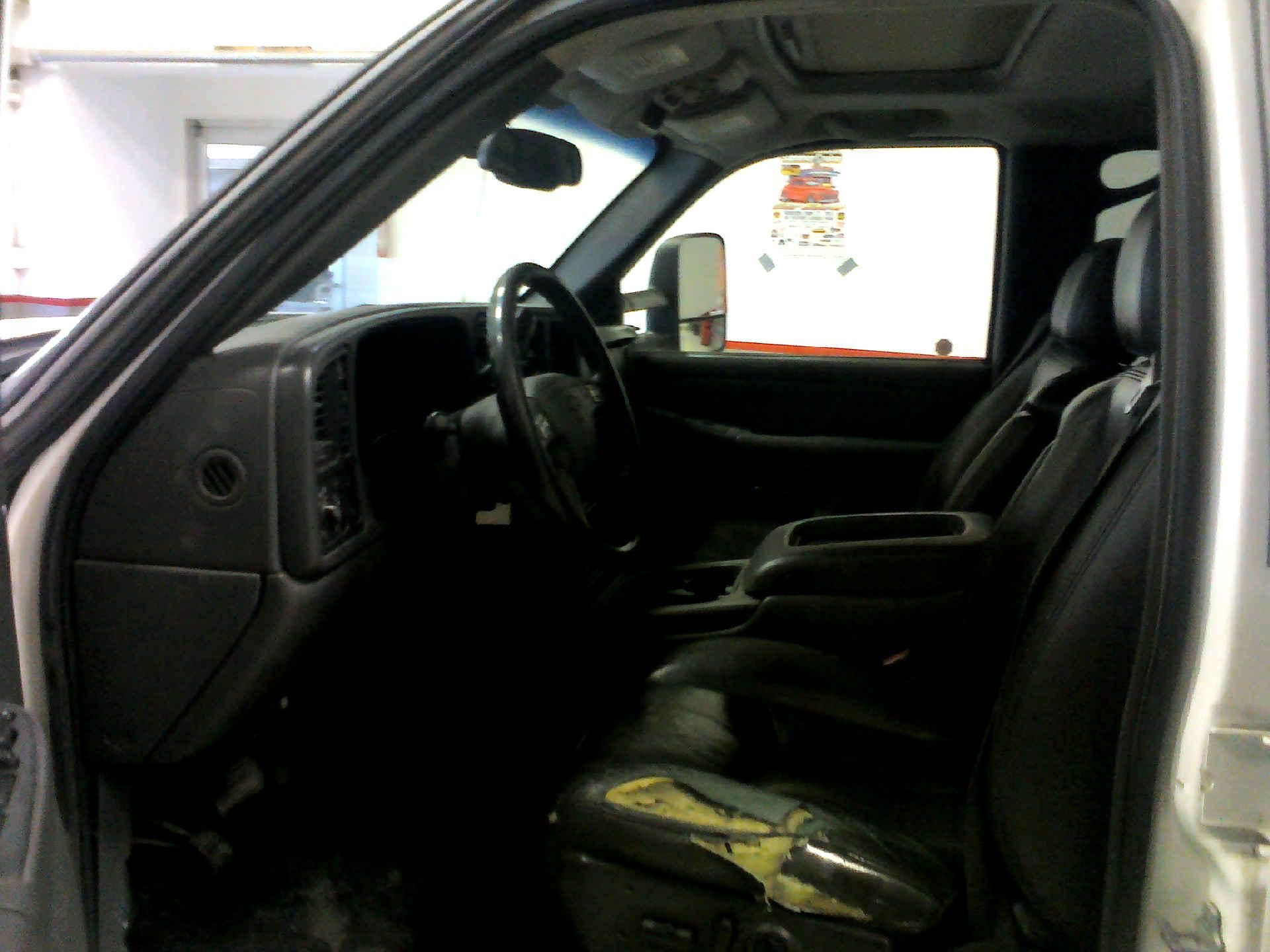 2006 CHEVROLET SILVERADO 2500HD LT CREW CAB 4WD 6.6L V8 OHV 32V TURBO DIESEL AUTOMATIC SN: - Image 5 of 9