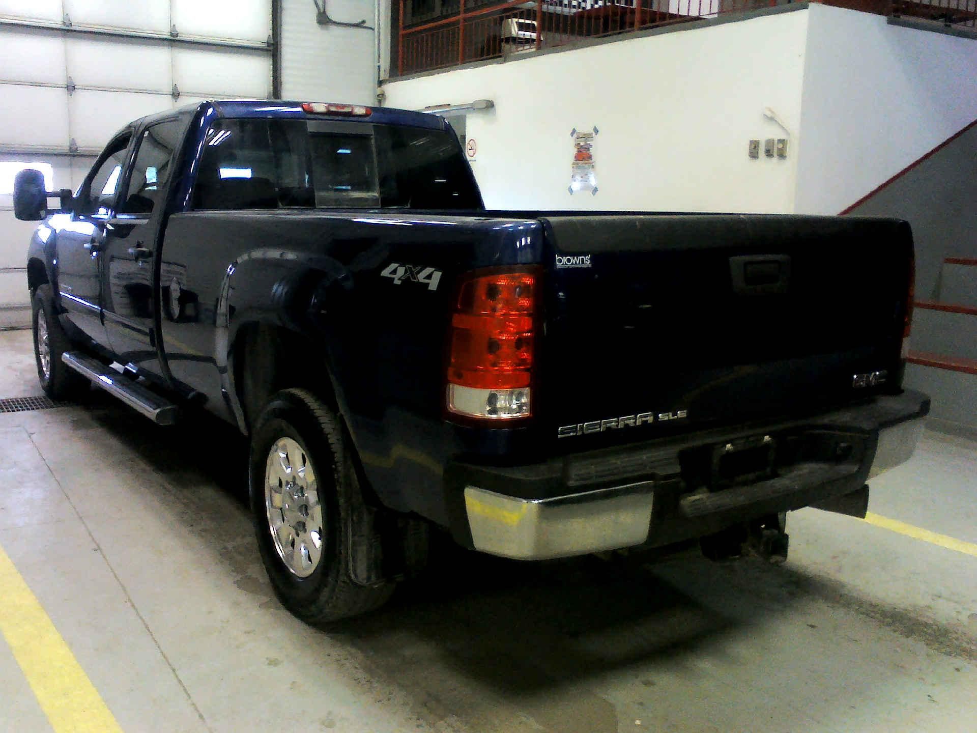 2013 GMC SIERRA 3500HD SLE CREW CAB 4WD 6.6L V8 32V OHV DIESEL AUTOMATIC SN:1GT423C85DF114416 - Image 2 of 9