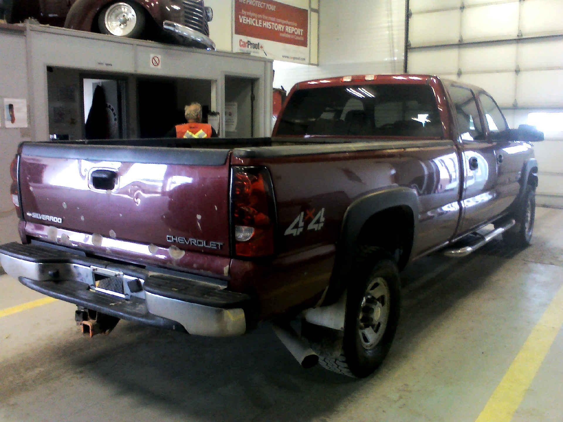 2005 CHEVROLET SILVERADO 3500 LT CREW CAB 4WD SRW 6.6L V8 OHV 32V TURBO DIESEL AUTOMATIC SN: - Image 4 of 9