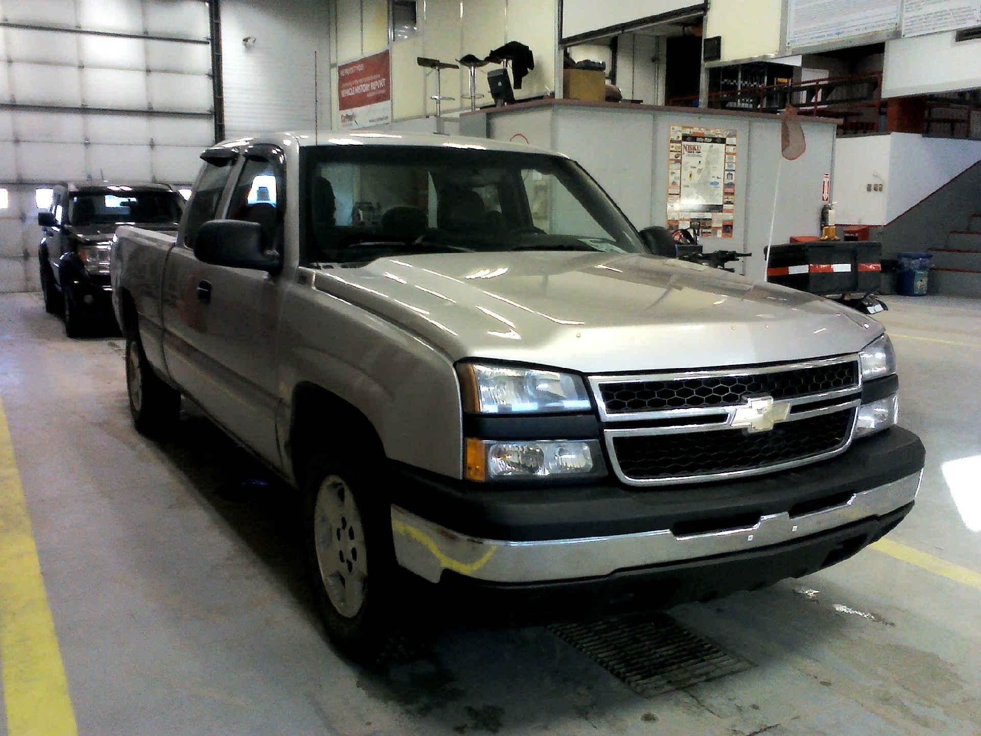 2006 CHEVROLET SILVERADO 1500 CAB LONG BED 4WD 4.8L V8 OHV 16V AUTOMATIC SN:2GCEK19V561357014 - Image 3 of 9