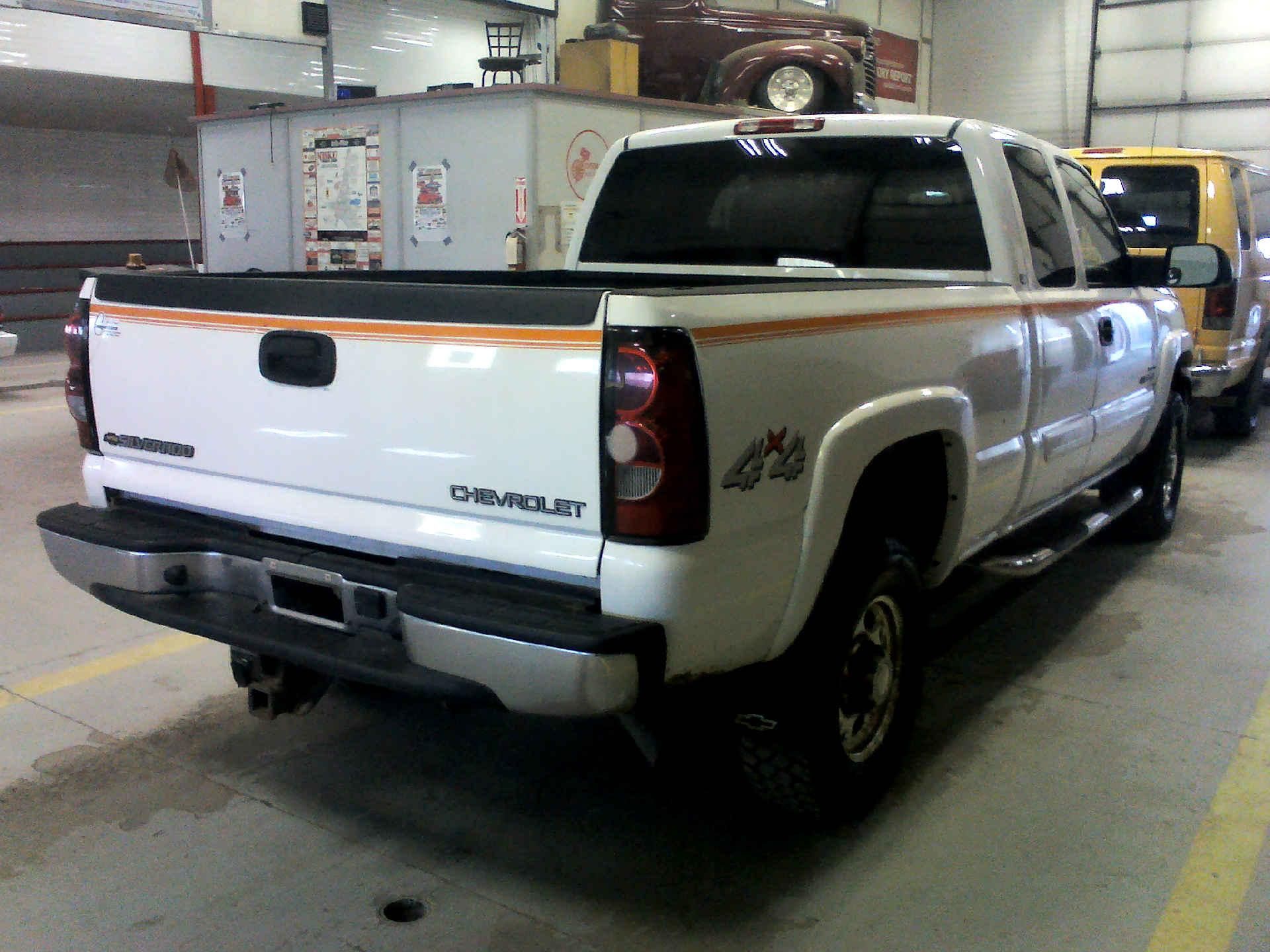 2005 CHEVROLET SILVERADO 2500HD EXT. CAB SHORT BED 4WD 6.6L V8 OHV 32V TURBO DIESEL AUTOMATIC SN: - Image 4 of 9