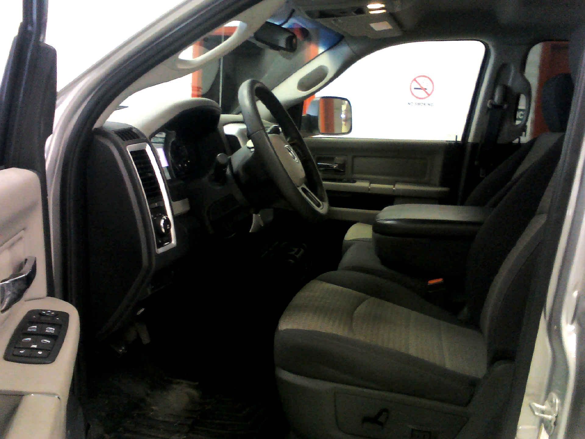 2012 RAM 3500 SLT CREW CAB LWB 4WD 6.7L L6 OHV 24V TURBO DIESEL AUTOMATIC SN:3C63D3HL0CG148822 - Image 5 of 9