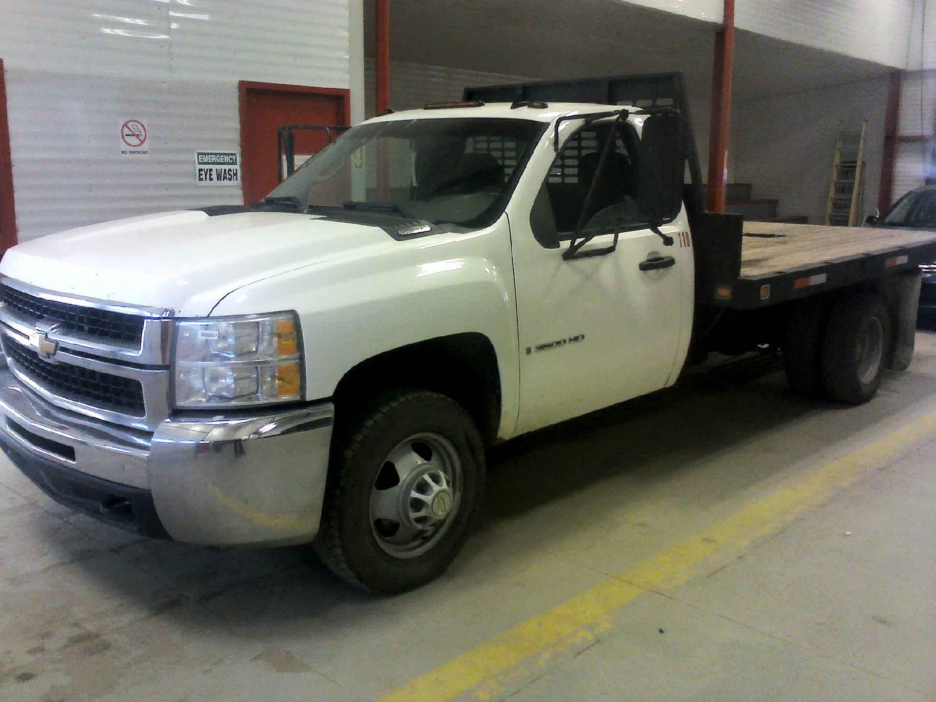 2009 CHEVROLET SILVERADO 3500HD FLAT DECK 6.0L V8 OHV 16V AUTOMATIC SN:1GBJK74K59E103857 OPTIONS: