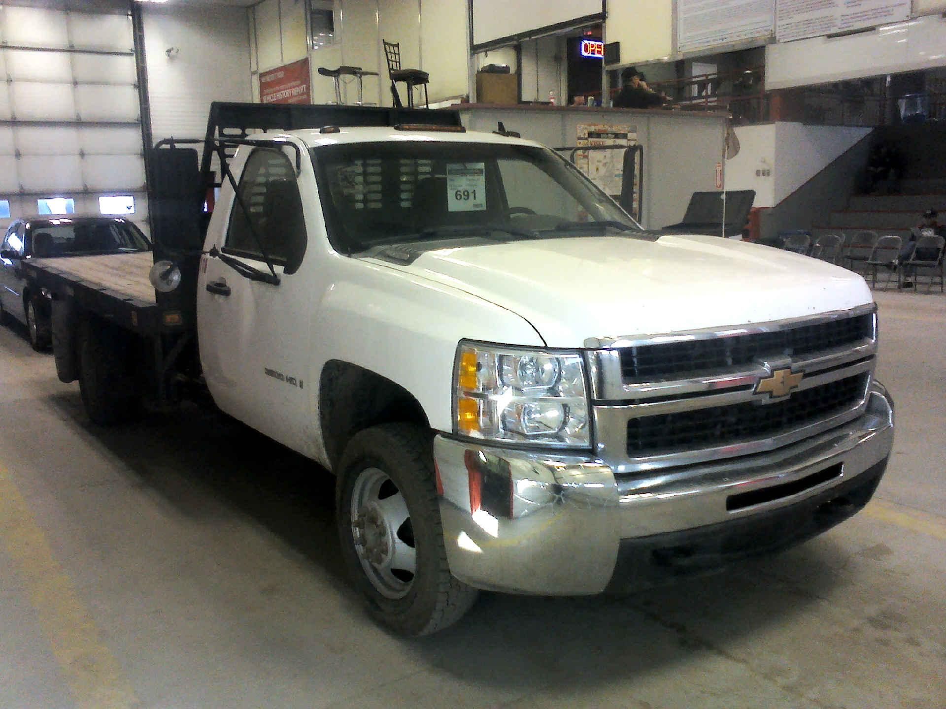 2009 CHEVROLET SILVERADO 3500HD FLAT DECK 6.0L V8 OHV 16V AUTOMATIC SN:1GBJK74K59E103857 OPTIONS: - Image 3 of 7