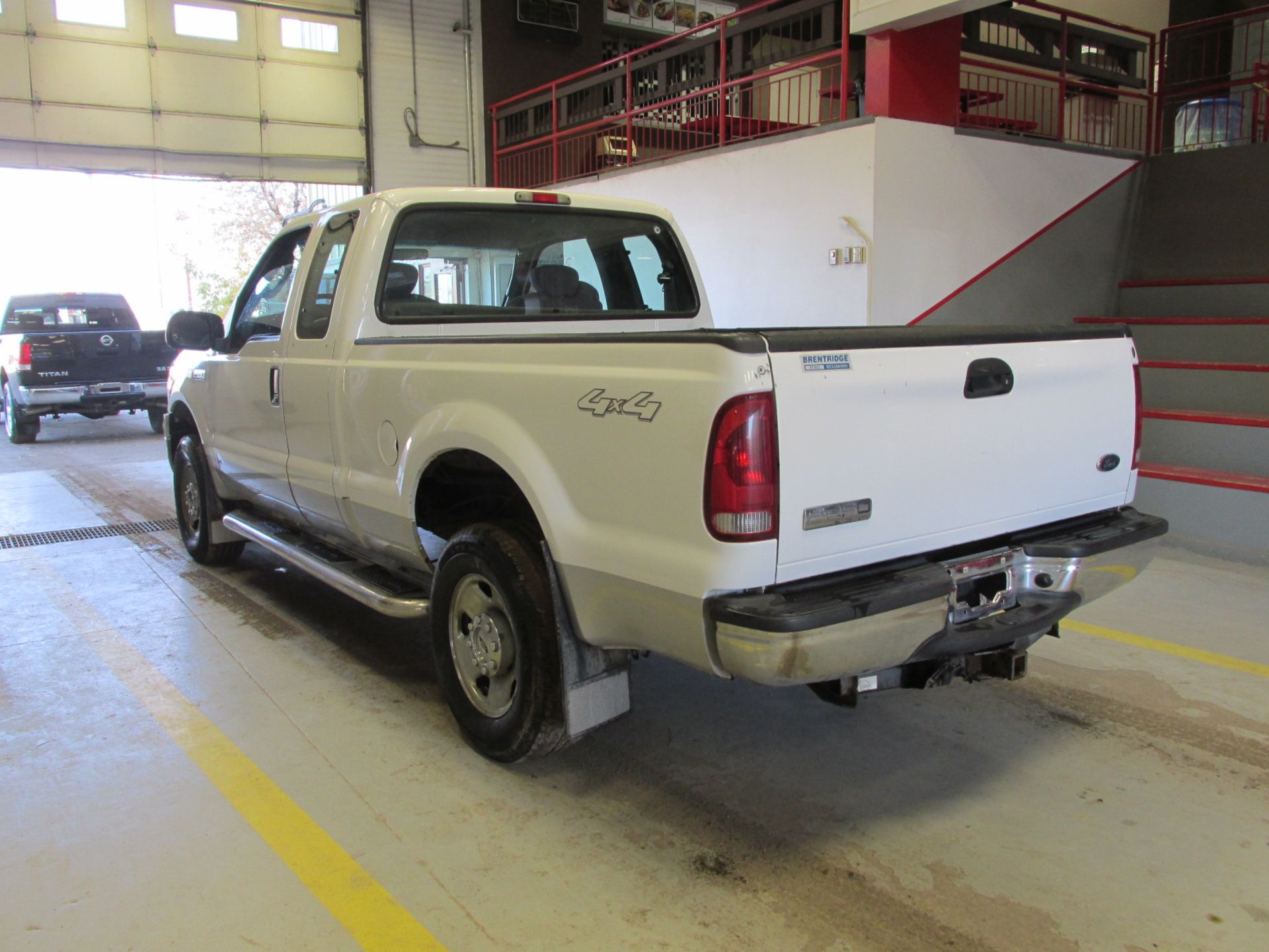 2006 FORD F-250 SD XLT SUPERCAB 4WD 5.4L V8 SOHC 16V AUTOMATIC SN:1FTSX21516EB69806 OPTIONS:AC TW CC - Image 2 of 10