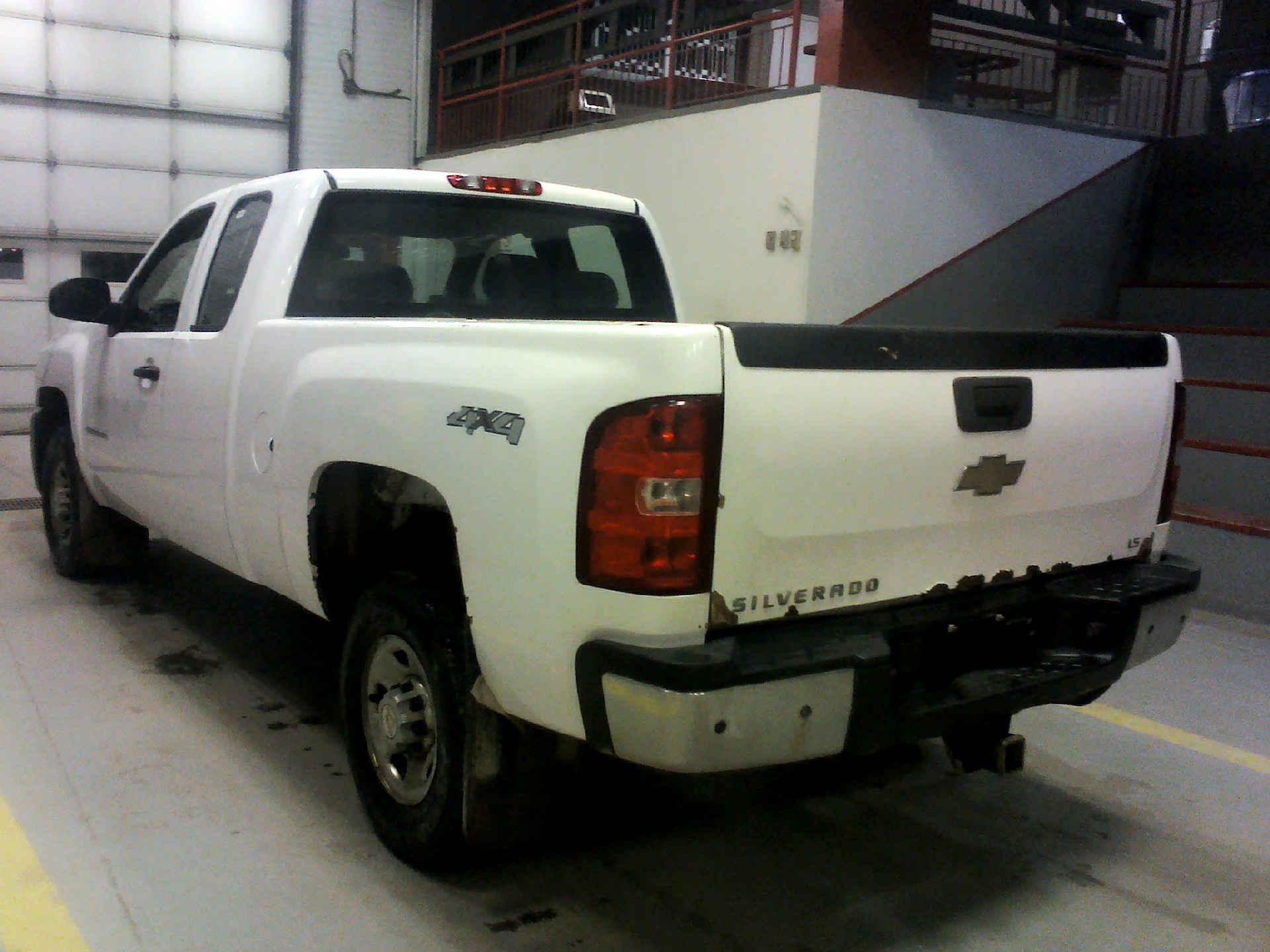 2008 CHEVROLET SILVERADO 2500HD LS EXT. CAB STD. BOX 4WD 6.0L V8 OHV 16V AUTOMATIC SN: - Image 2 of 9