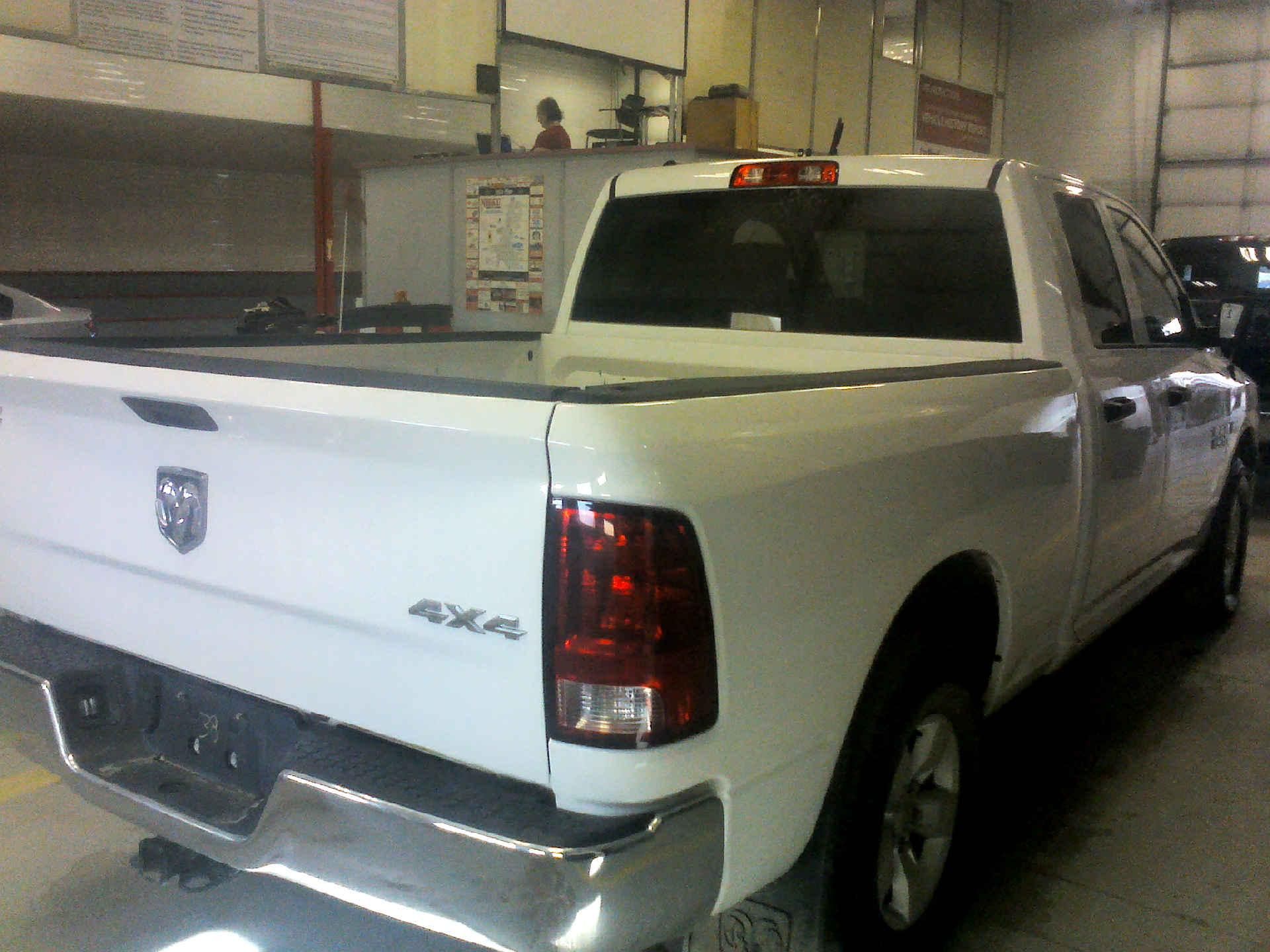 2014 RAM 1500 QUAD CAB 4WD 5.7L V8 OHV 16V AUTOMATIC SN:1C6RR7FT3ES402654 OPTIONS:AC TW CC PW PDL - Image 4 of 9