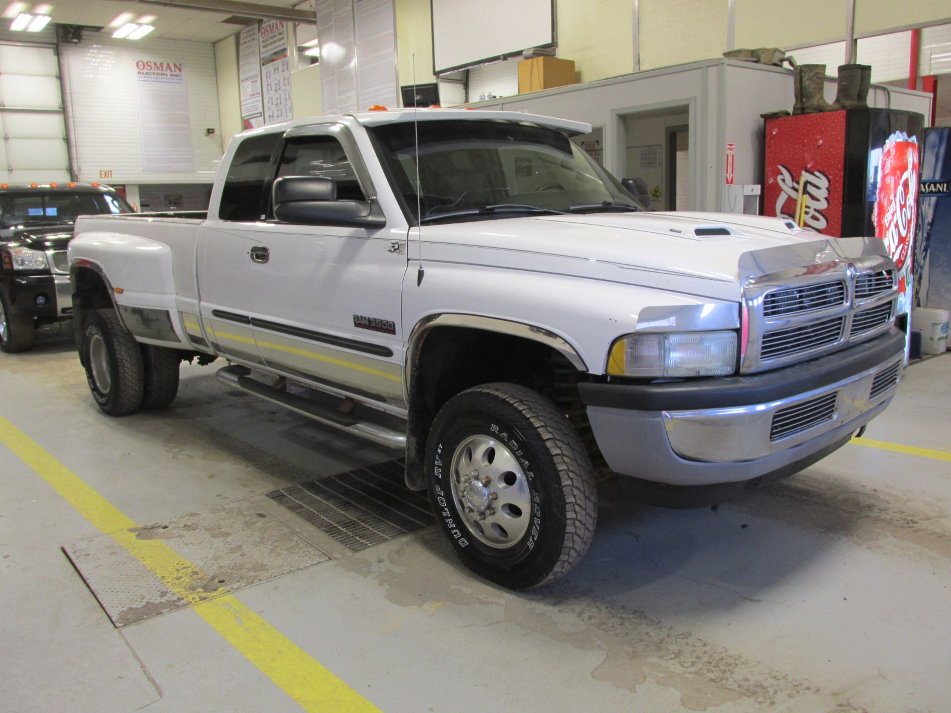 2002 DODGE RAM 3500 QUAD CAB 4WD DW 5.9L L6 OHV 24V TURBO DIESEL AUTOMATIC SN:3B7MF33692M297545 - Image 3 of 10