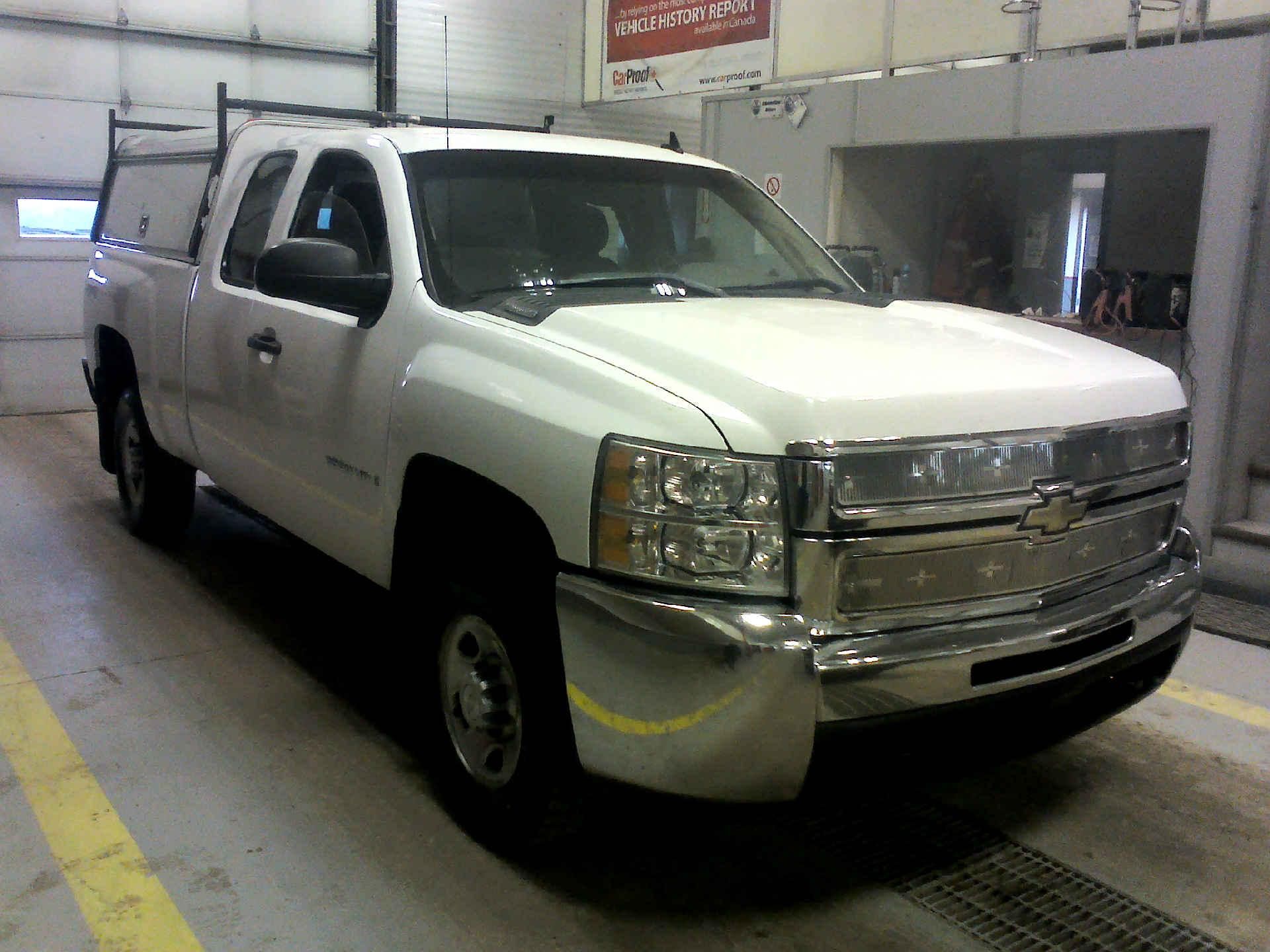 2008 CHEVROLET SILVERADO 2500HD QUAD CAB 4WD 6.0L V8 OHV 16V AUTOMATIC SN:1GCHK29K88E204119 - Image 3 of 9