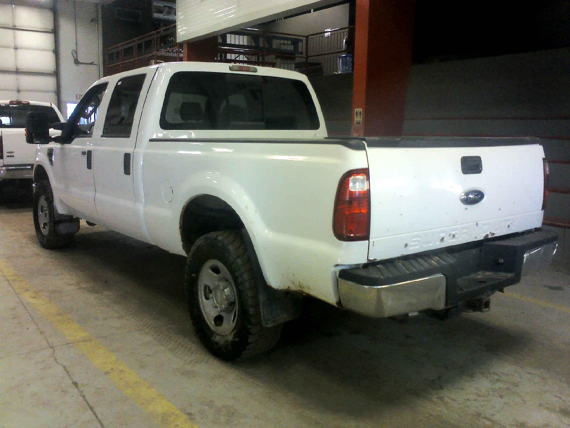 2008 FORD F-350 SD XLT CREW CAB 4WD 6.4L V8 OHV 32V TURBO DIESEL AUTOMATIC SN:1FTWW31R88EC43867 - Image 2 of 9