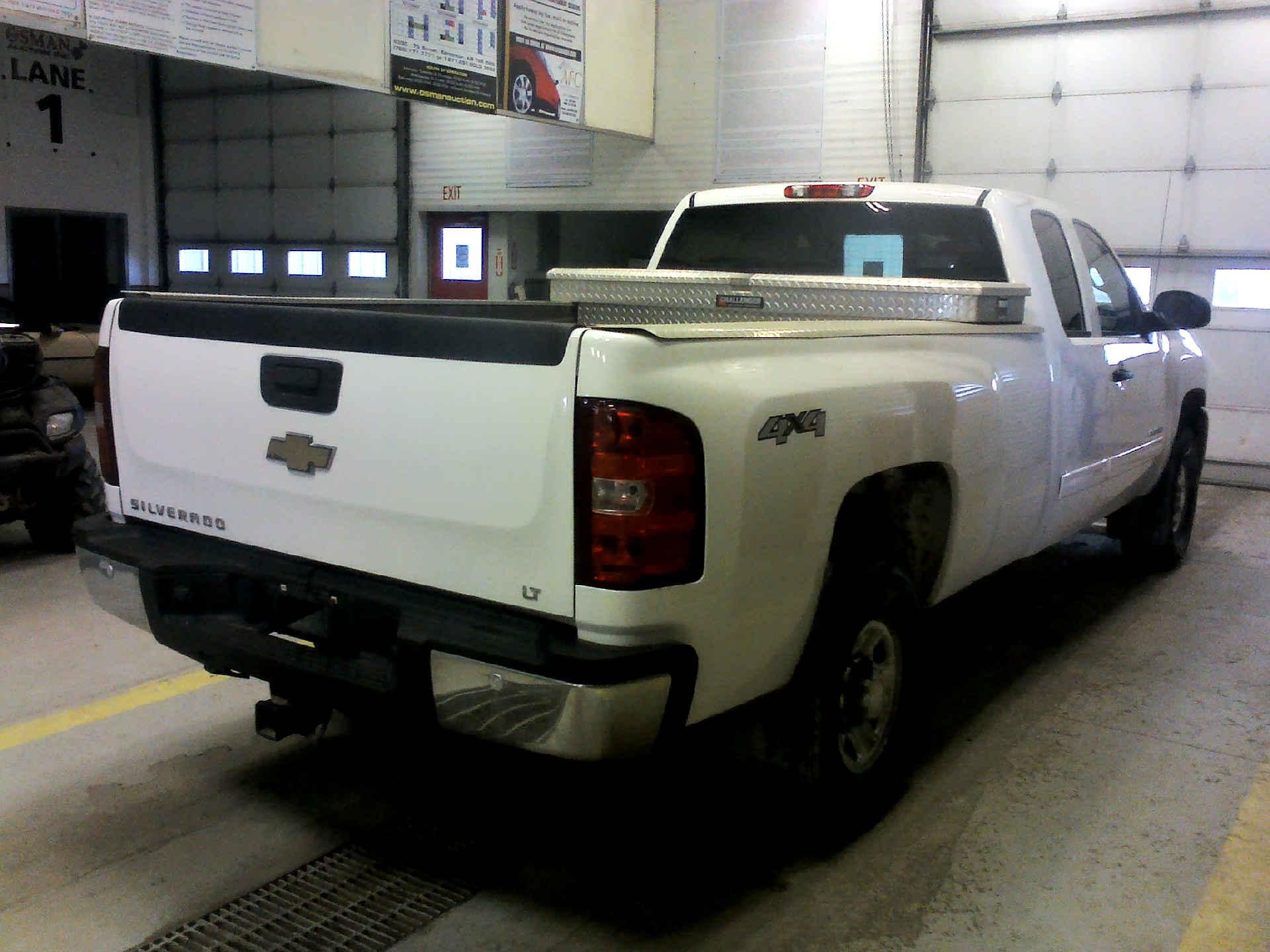 2010 CHEVROLET SILVERADO 2500HD LT EXT. CAB 4WD 6.0L V8 OHV 16V FFV AUTOMATIC SN:1GC5KXBG2AZ258777 - Image 4 of 9