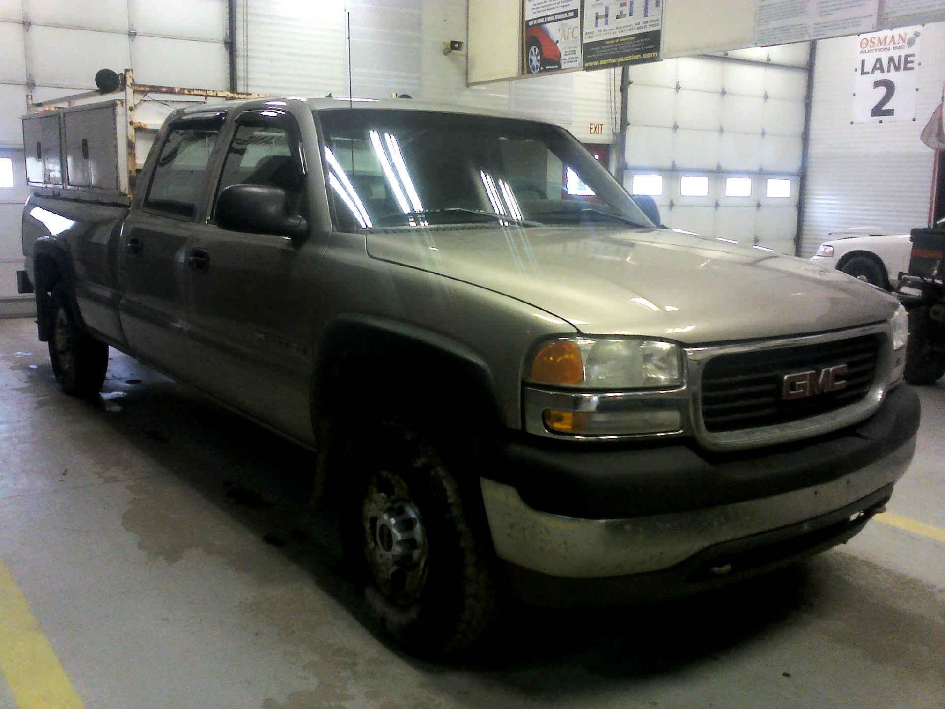 2002 GMC SIERRA 2500HD CREW CAB SHORT BED 2WD 6.0L V8 OHV 16V AUTOMATIC SN:1GTHC23U52F201624 - Image 3 of 9