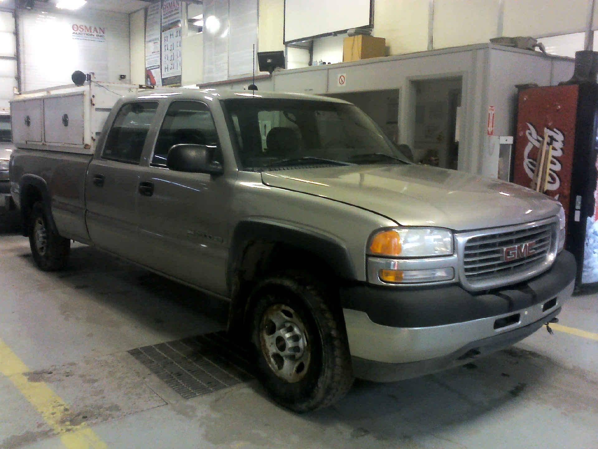 2002 GMC SIERRA 2500HD CREW CAB SHORT BED 2WD 6.0L V8 OHV 16V AUTOMATIC SN:1GTHC23U62F200126 - Image 3 of 9