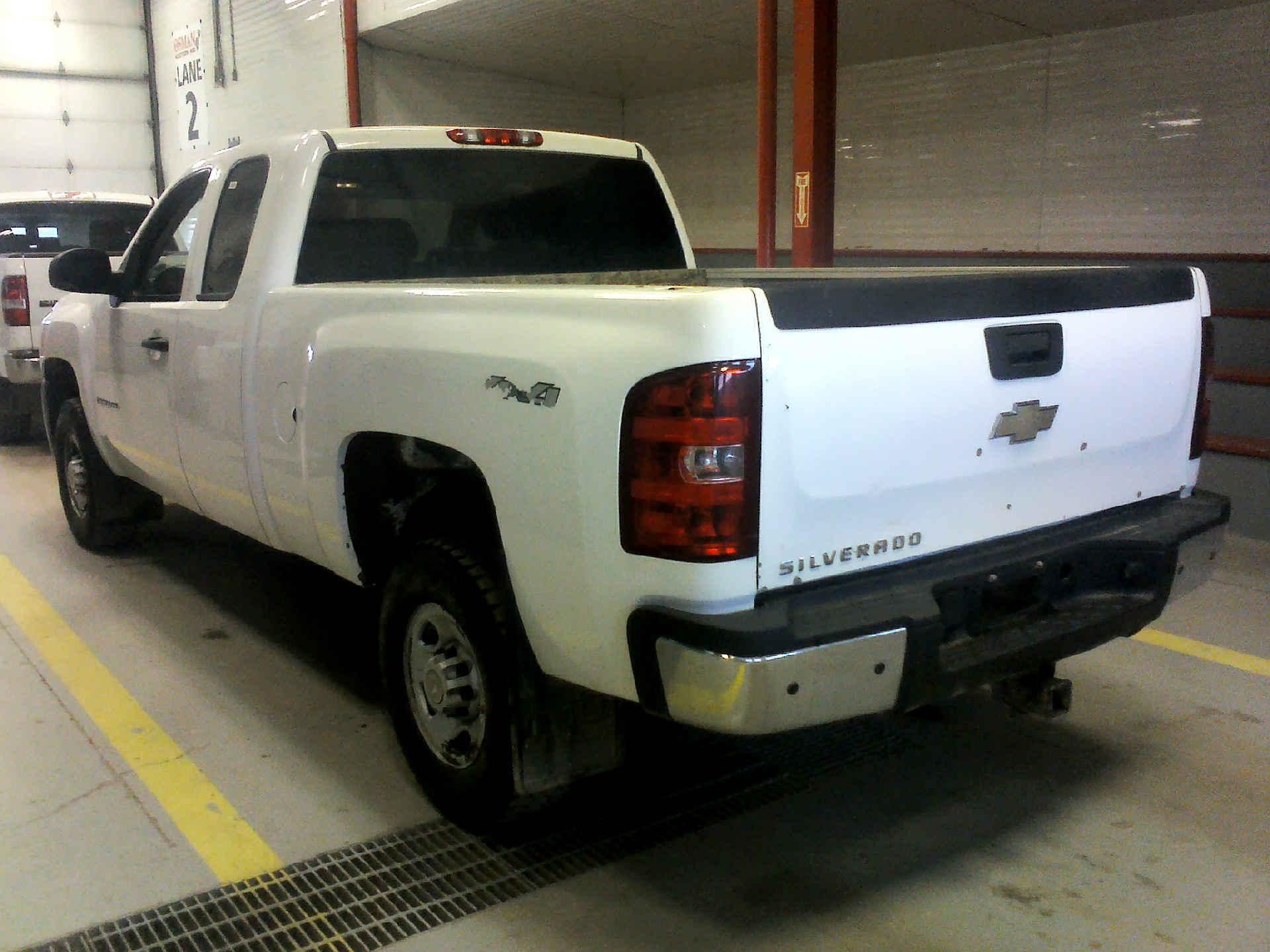 2008 CHEVROLET SILVERADO 2500HD QDCB 4WD 6.0L V8 OHV 16V AUTOMATIC SN:1GCHK29KX8E211833 OPTIONS:AC - Image 2 of 9