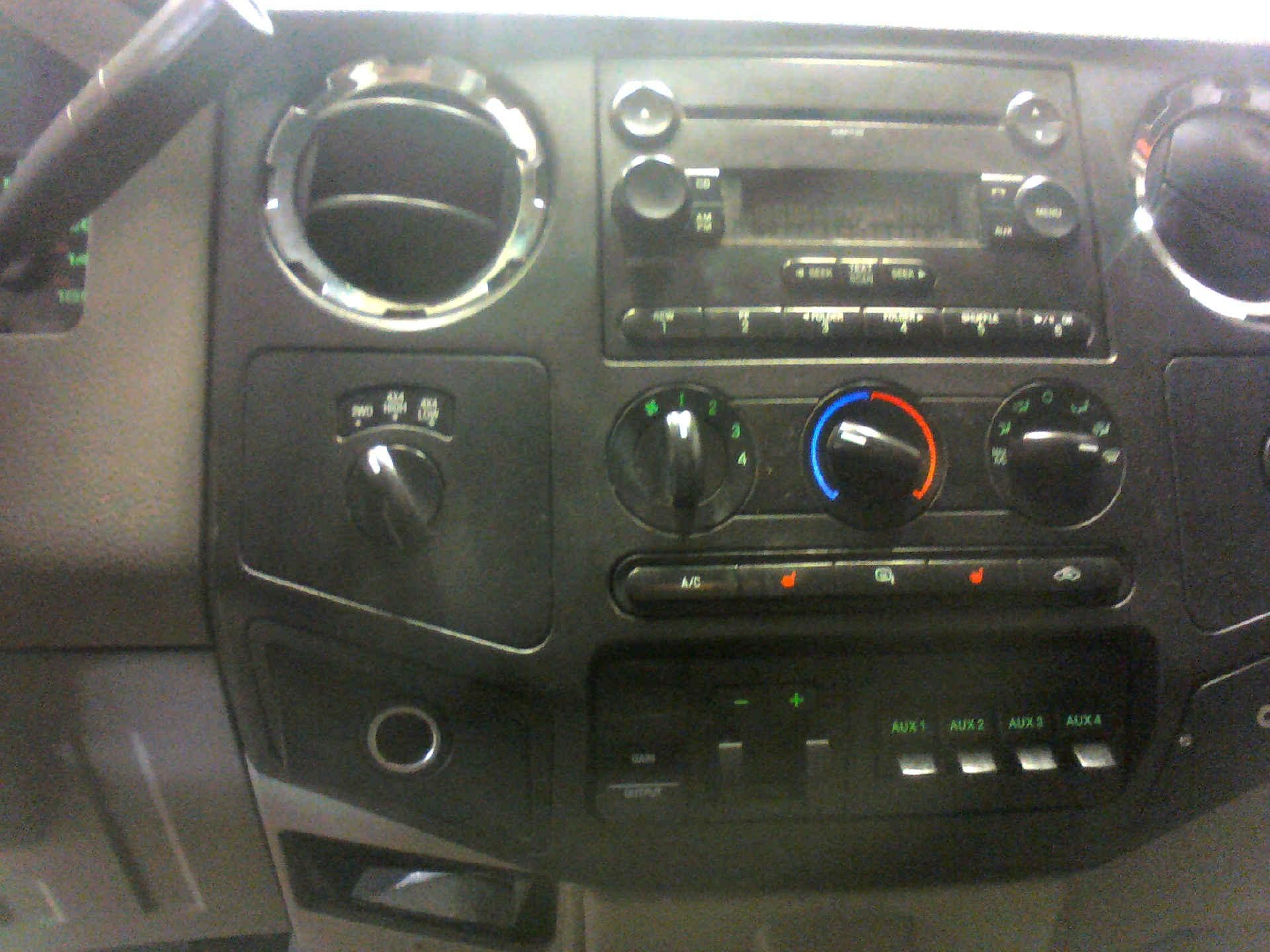 2008 FORD F-350 SD XLT CREW CAB 4WD 6.4L V8 OHV 32V TURBO DIESEL AUTOMATIC SN:1FTWW31R88EC43867 - Image 8 of 9