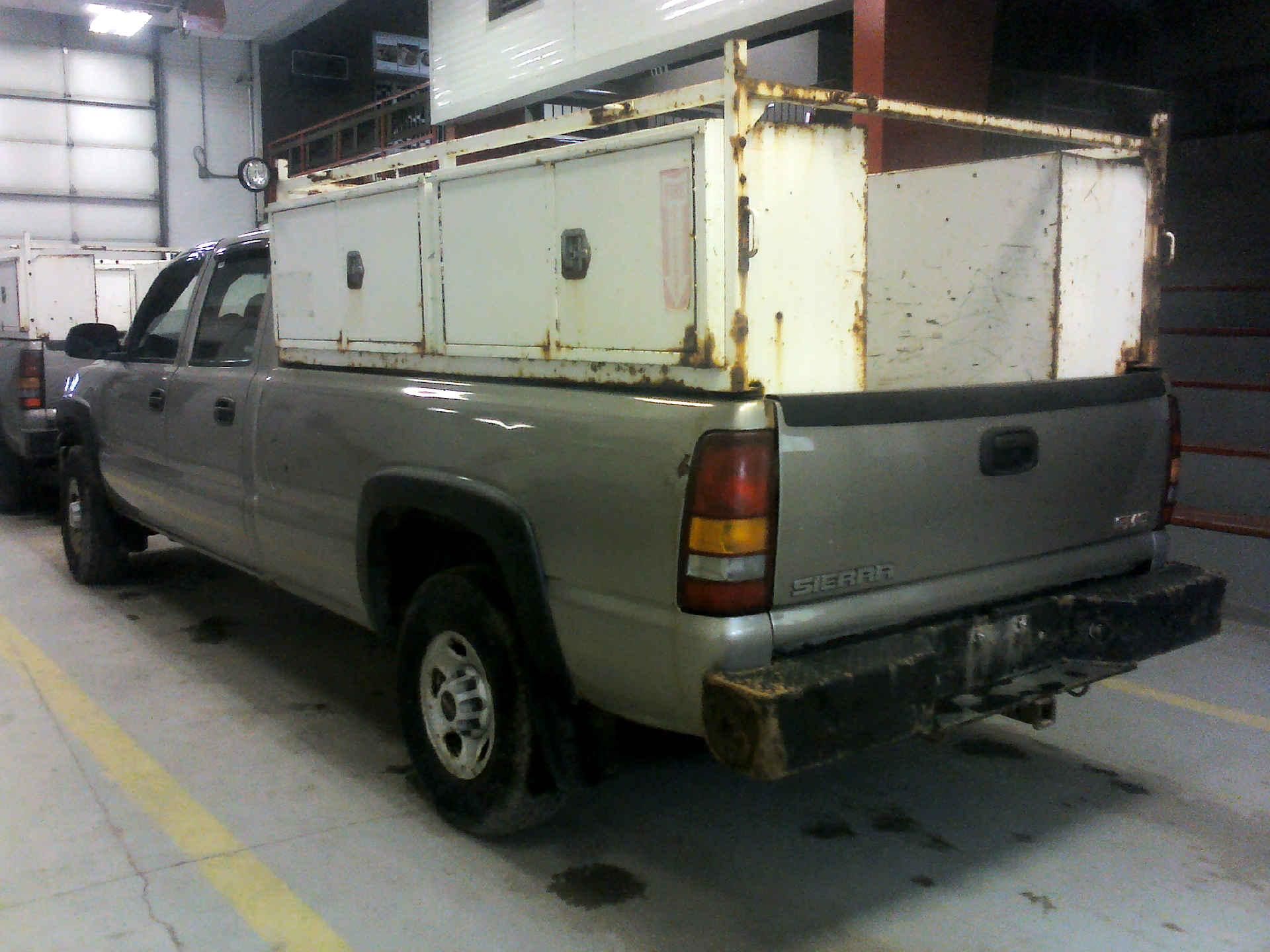 2002 GMC SIERRA 2500HD CREW CAB SHORT BED 2WD 6.0L V8 OHV 16V AUTOMATIC SN:1GTHC23U52F201624 - Image 2 of 9