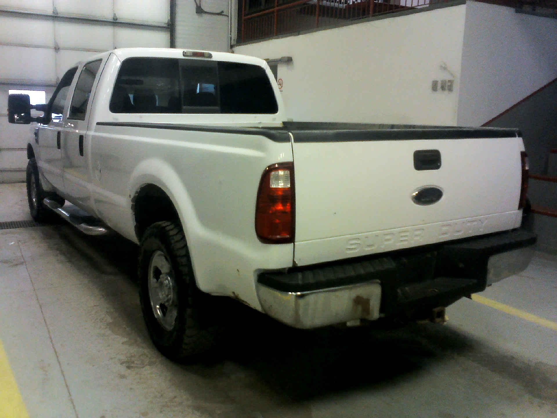 2008 FORD F-350 SD XLT CREW CAB 4WD 6.4L V8 OHV 32V TURBO DIESEL AUTOMATIC SN:1FTWW31RX8EA59465 - Image 2 of 9