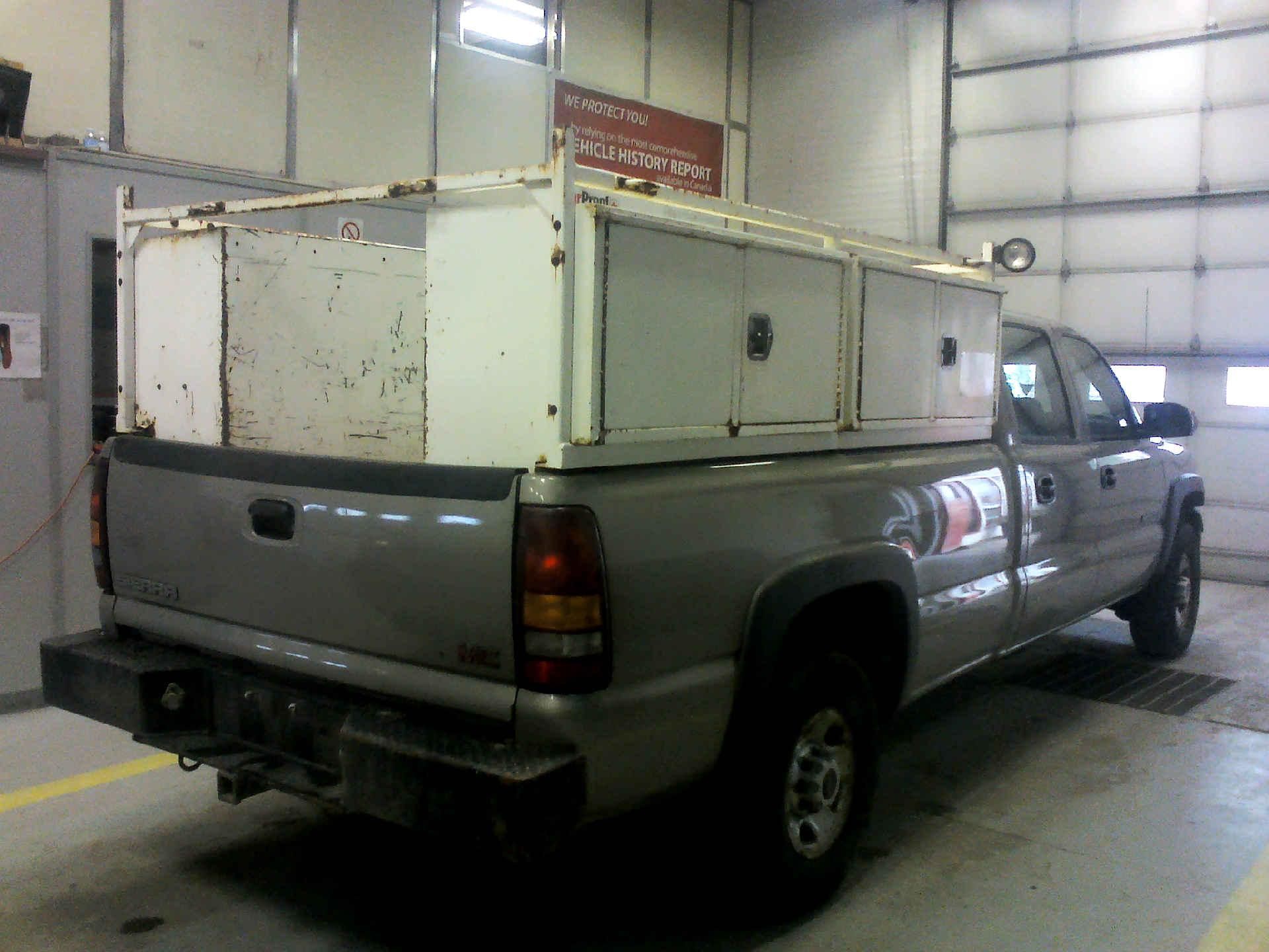 2002 GMC SIERRA 2500HD CREW CAB SHORT BED 2WD 6.0L V8 OHV 16V AUTOMATIC SN:1GTHC23U62F200126 - Image 4 of 9