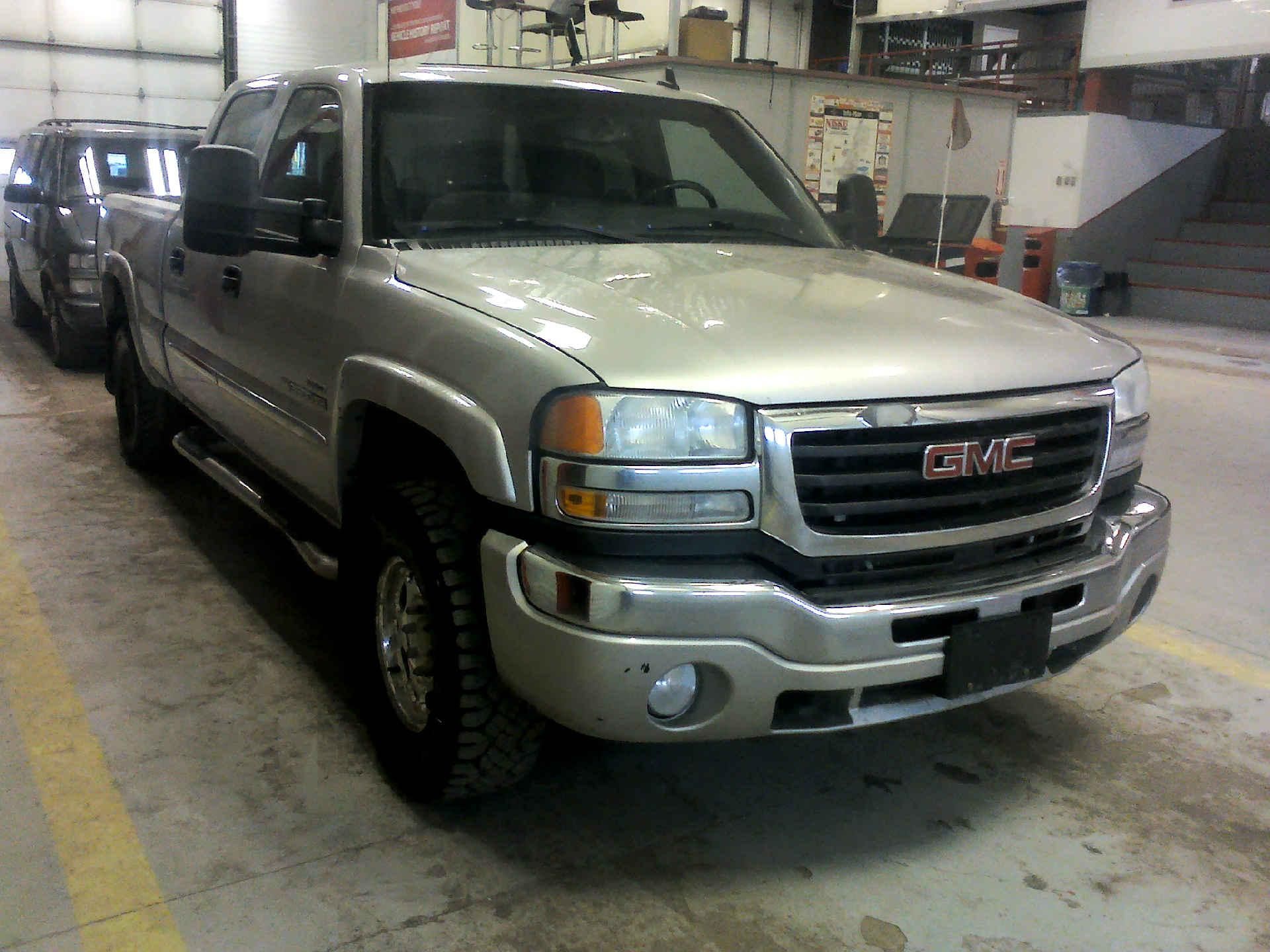 2007 GMC SIERRA 2500HD SLT CREW CAB 6.6L V8 OHV 32V TURBO DIESEL AUTOMATIC SN:1GTHK23D97F175751 - Image 3 of 9