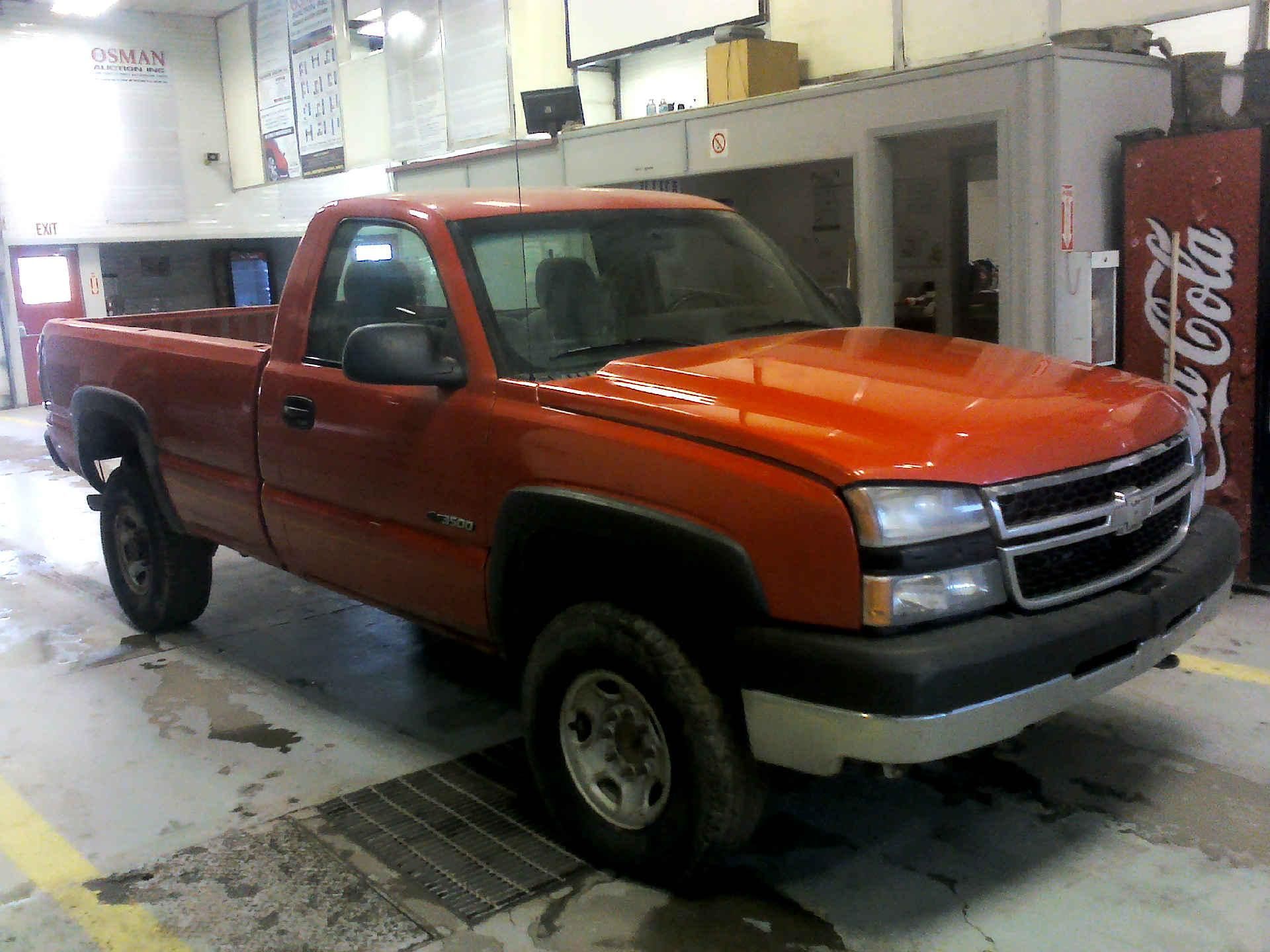 2006 CHEVROLET SILVERADO 3500 SILVERADO 8.1L V8 OHV 16V AUTOMATIC SN:1GCHK34G16E266306 OPTIONS:AC TW - Image 3 of 9