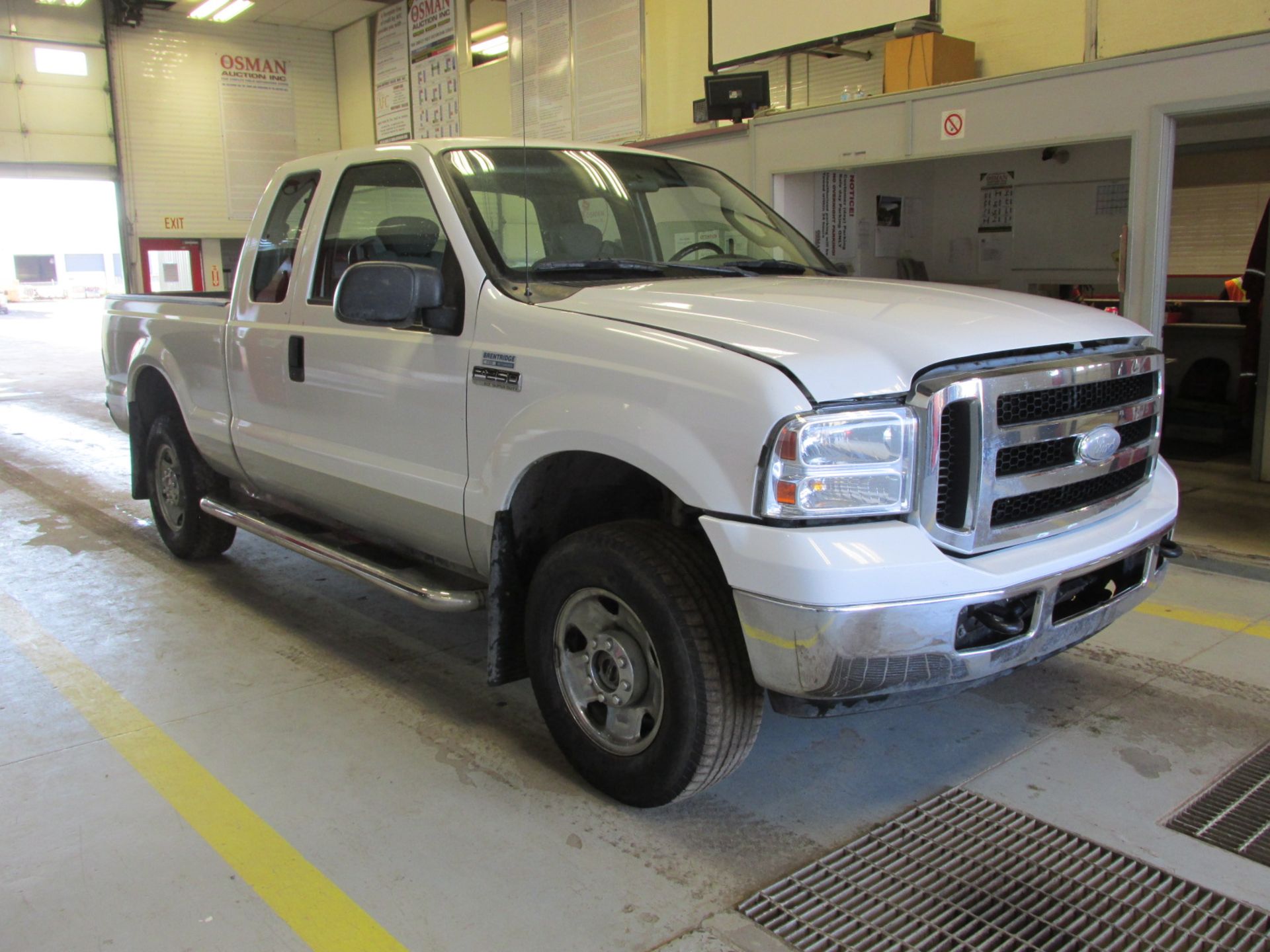 2006 FORD F-250 SD XLT SUPERCAB 4WD 5.4L V8 SOHC 16V AUTOMATIC SN:1FTSX21516EB69806 OPTIONS:AC TW CC - Image 3 of 10