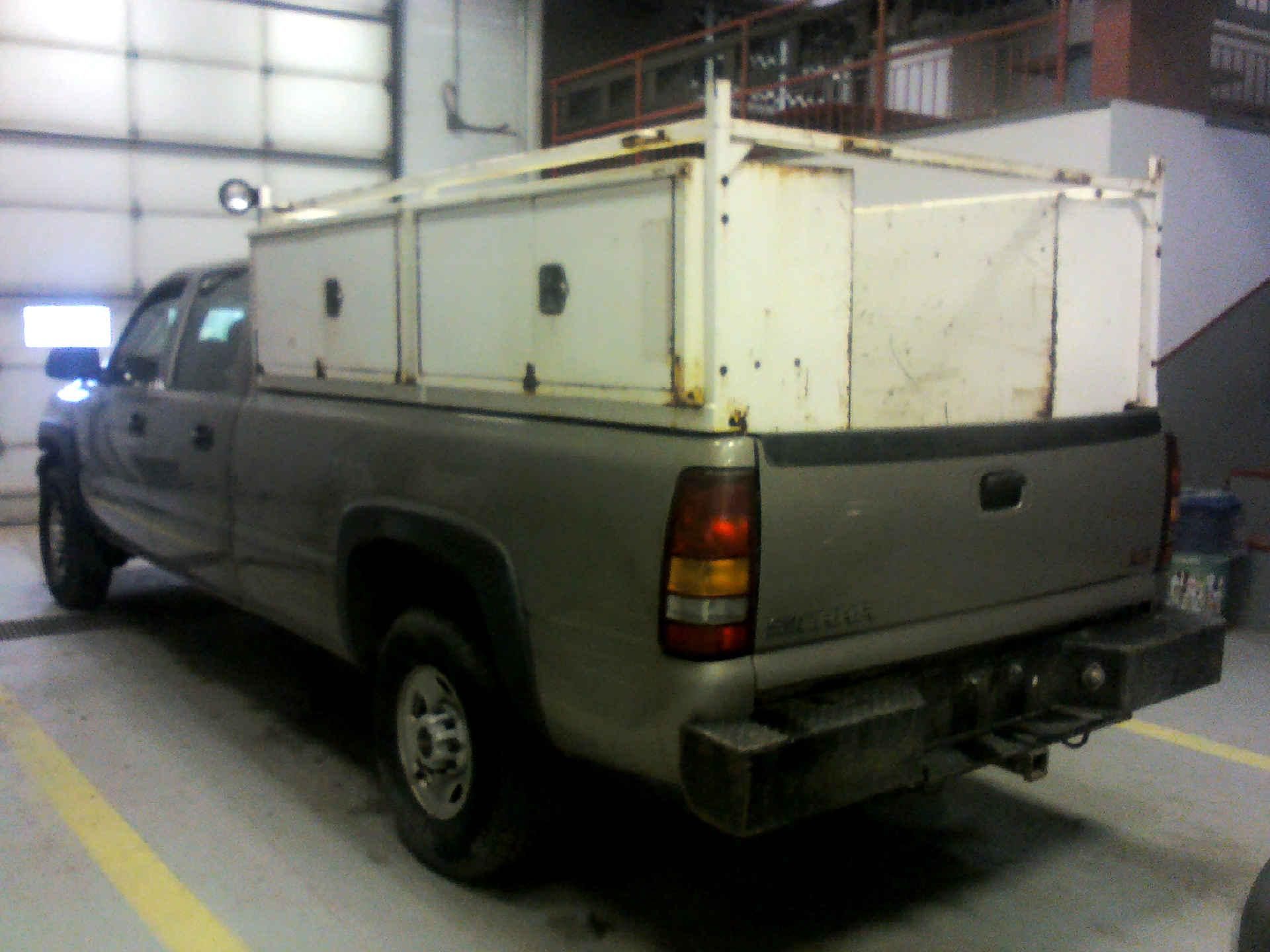 2002 GMC SIERRA 2500HD CREW CAB SHORT BED 2WD 6.0L V8 OHV 16V AUTOMATIC SN:1GTHC23U62F200126 - Image 2 of 9