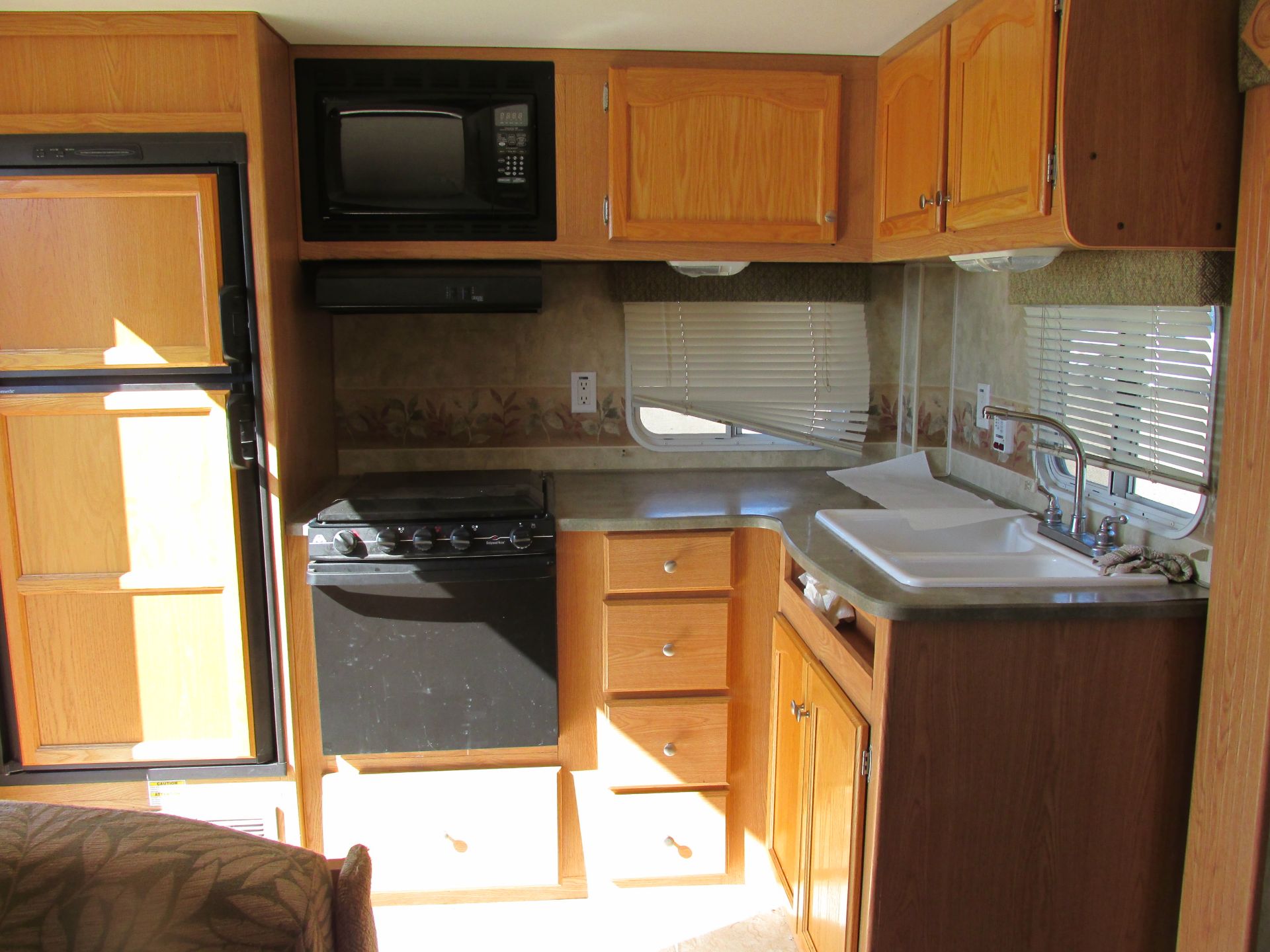 2007 FLEETWOOD TERRY RESORT 240RSK TRAVEL TRAILER SN:1EA1R242972498637 ALBERTA ACTIVE NOTES:FRONT: - Image 8 of 10