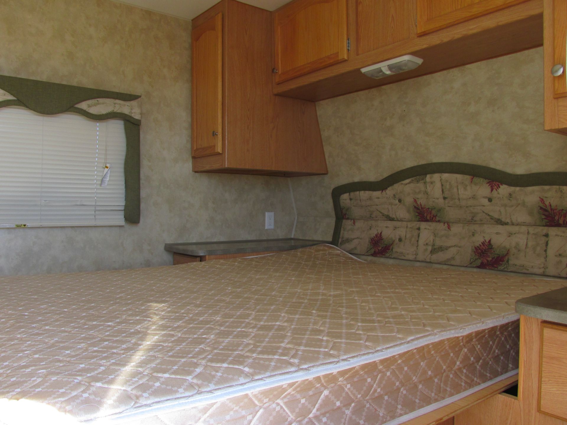 2007 FLEETWOOD TERRY RESORT 240RSK TRAVEL TRAILER SN:1EA1R242972498637 ALBERTA ACTIVE NOTES:FRONT: - Image 5 of 10