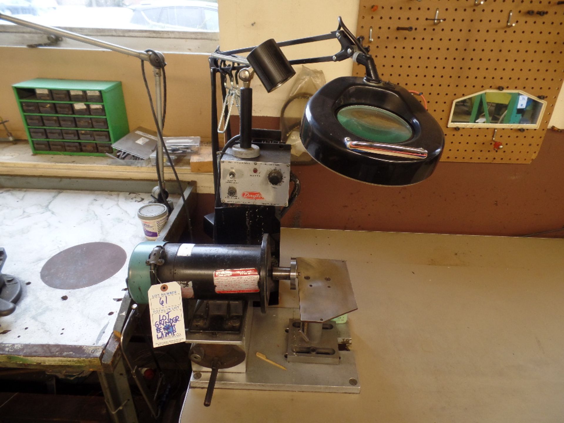 Variable Speed Grinder w/ Bench & Lamp