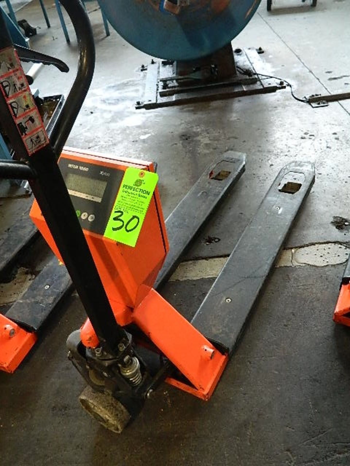 Metter Toledo Pallet Jack 4000 lb x 5 lb uses 6v Battery. M/N XPTS40-1004 X Press, 27" x 48"