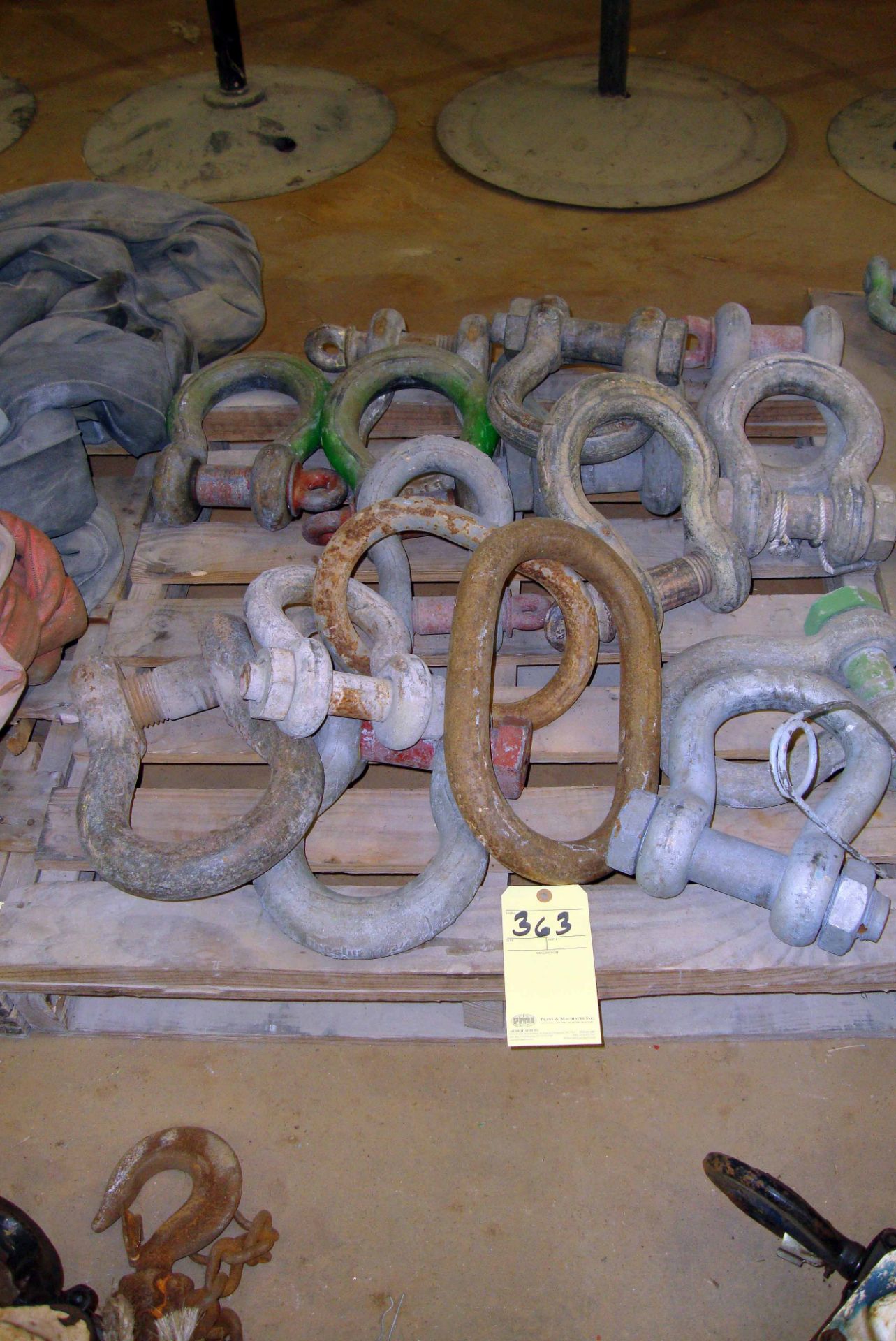 LOT OF SHACKLES, assorted  (on one pallet)