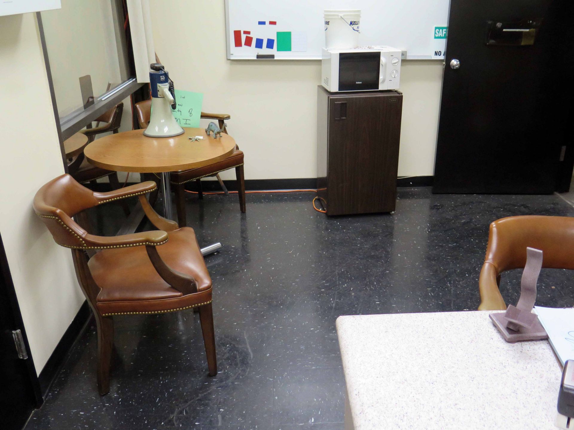 LOT OF CONTENTS OF OFFICE: small refrigerator, microwave oven, round table, chairs, L-shaped desk, - Image 5 of 5