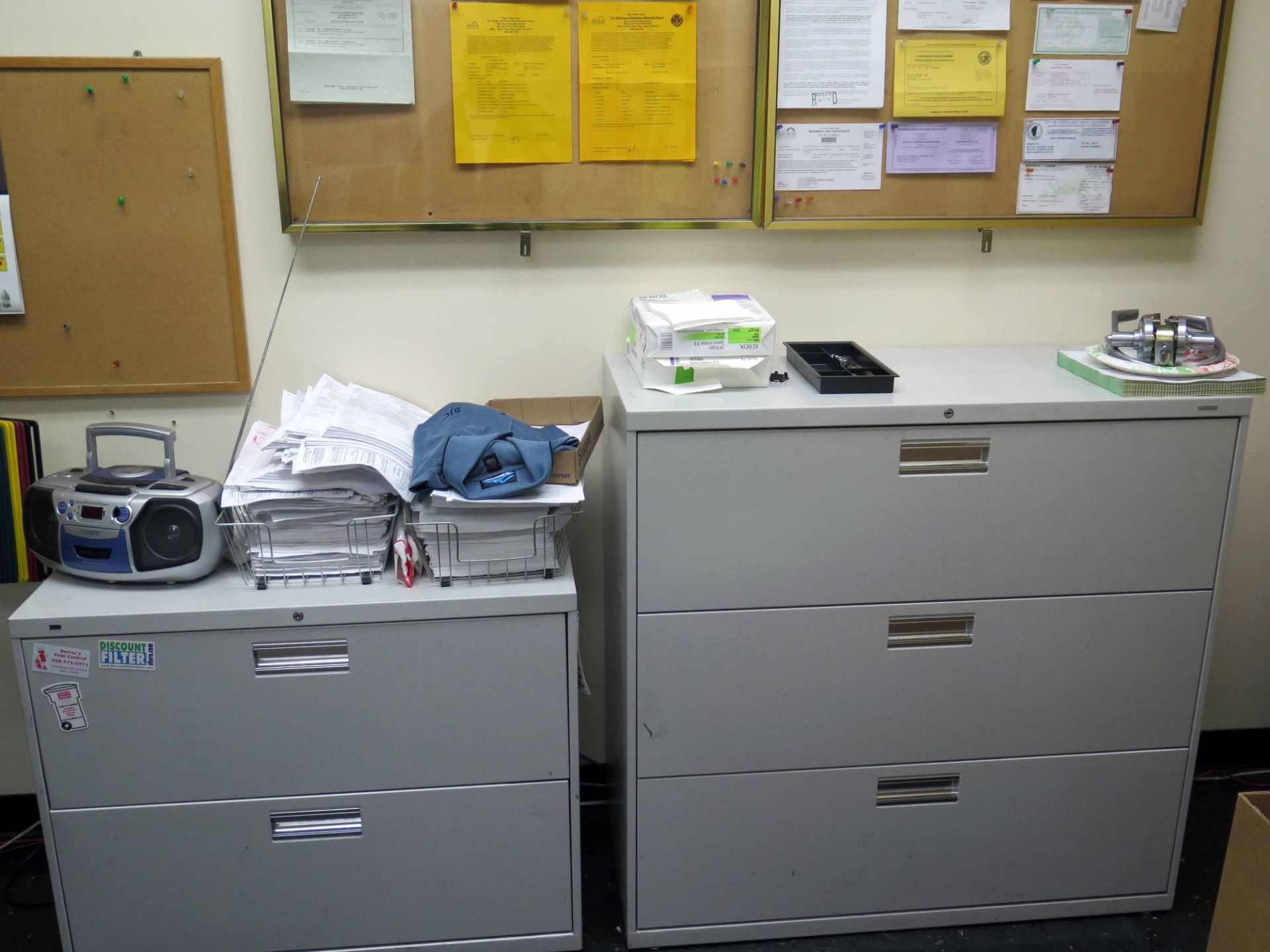 LOT OF CONTENTS OF OFFICE: small refrigerator, microwave oven, round table, chairs, L-shaped desk, - Image 3 of 5