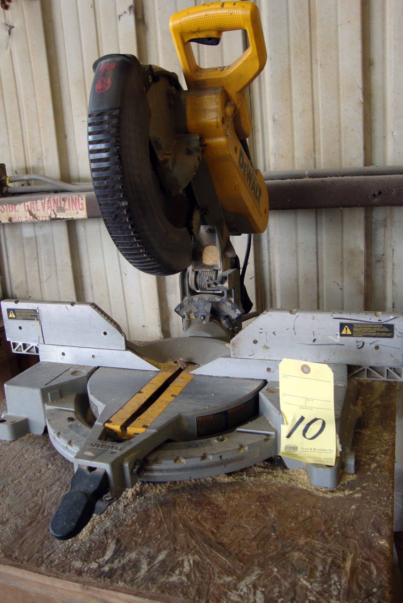 BENCH TYPE MITER SAW, DEWALT 12", 120 v.