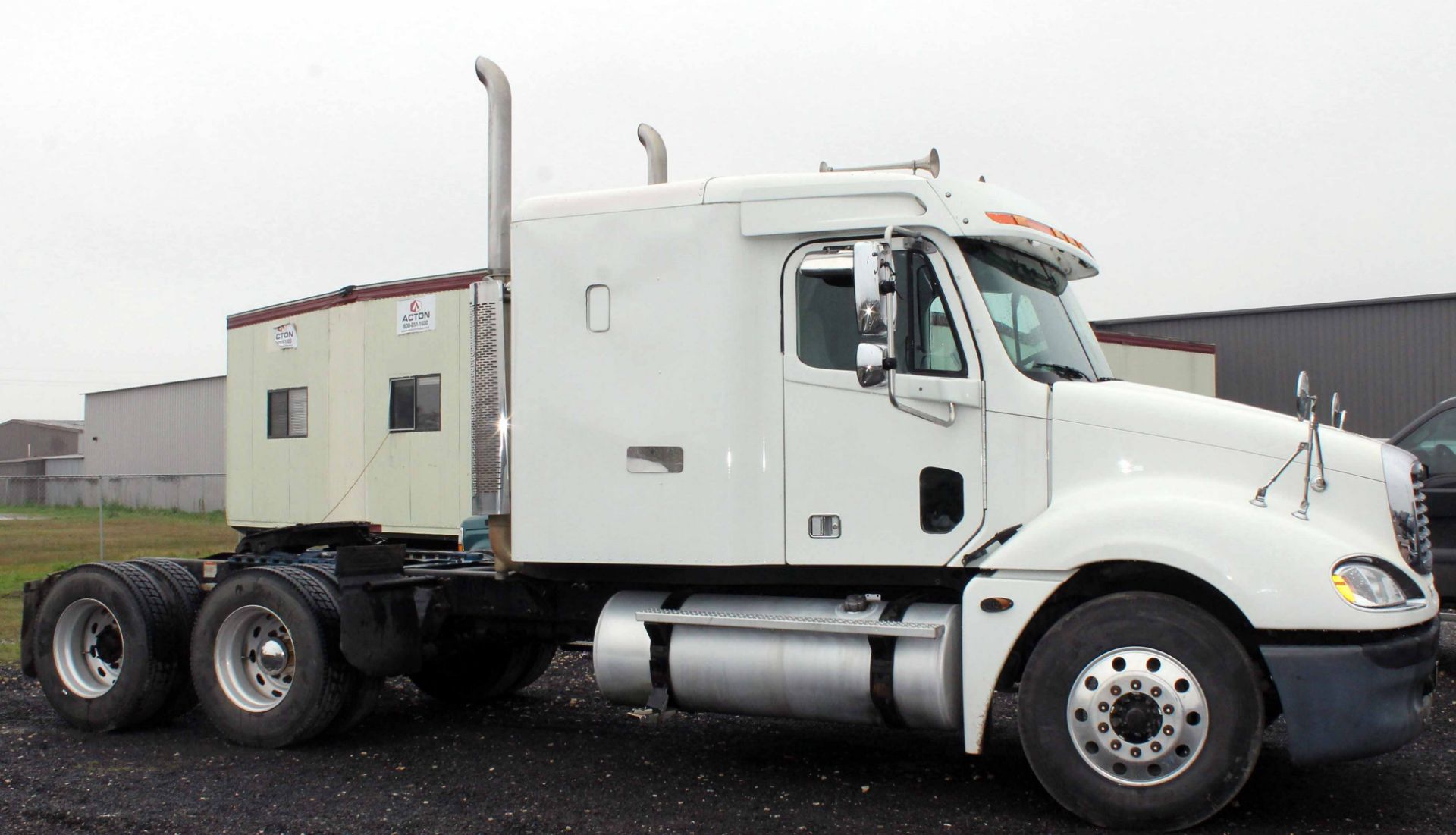 TRUCK TRACTOR, 2004 FREIGHTLINER MDL. COLUMBIA 120, tandem axle, sleeper cab, Eaton Fuller 10 spd. - Image 2 of 7