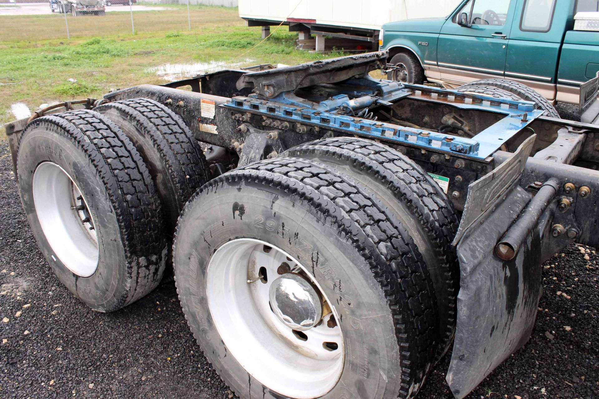 TRUCK TRACTOR, 2004 FREIGHTLINER MDL. COLUMBIA 120, tandem axle, sleeper cab, Eaton Fuller 10 spd. - Image 3 of 7