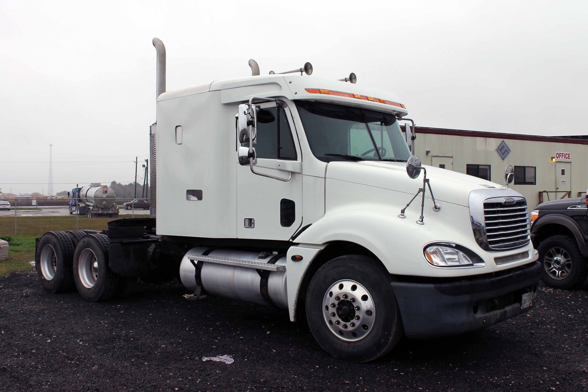 TRUCK TRACTOR, 2004 FREIGHTLINER MDL. COLUMBIA 120, tandem axle, sleeper cab, Eaton Fuller 10 spd.