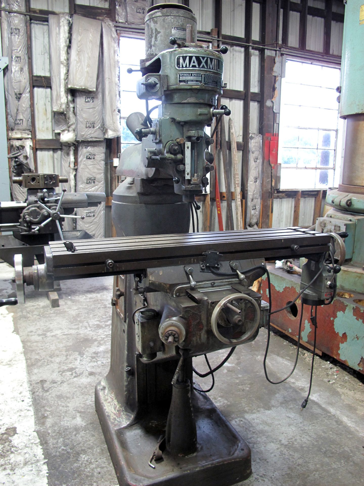 VERTICAL KNEE MILL, MAXMILL, 42â€ x 9â€ table, 3 T-slots, 0.625â€ on 2.5â€ centers, R8 spdl., ( - Image 2 of 9