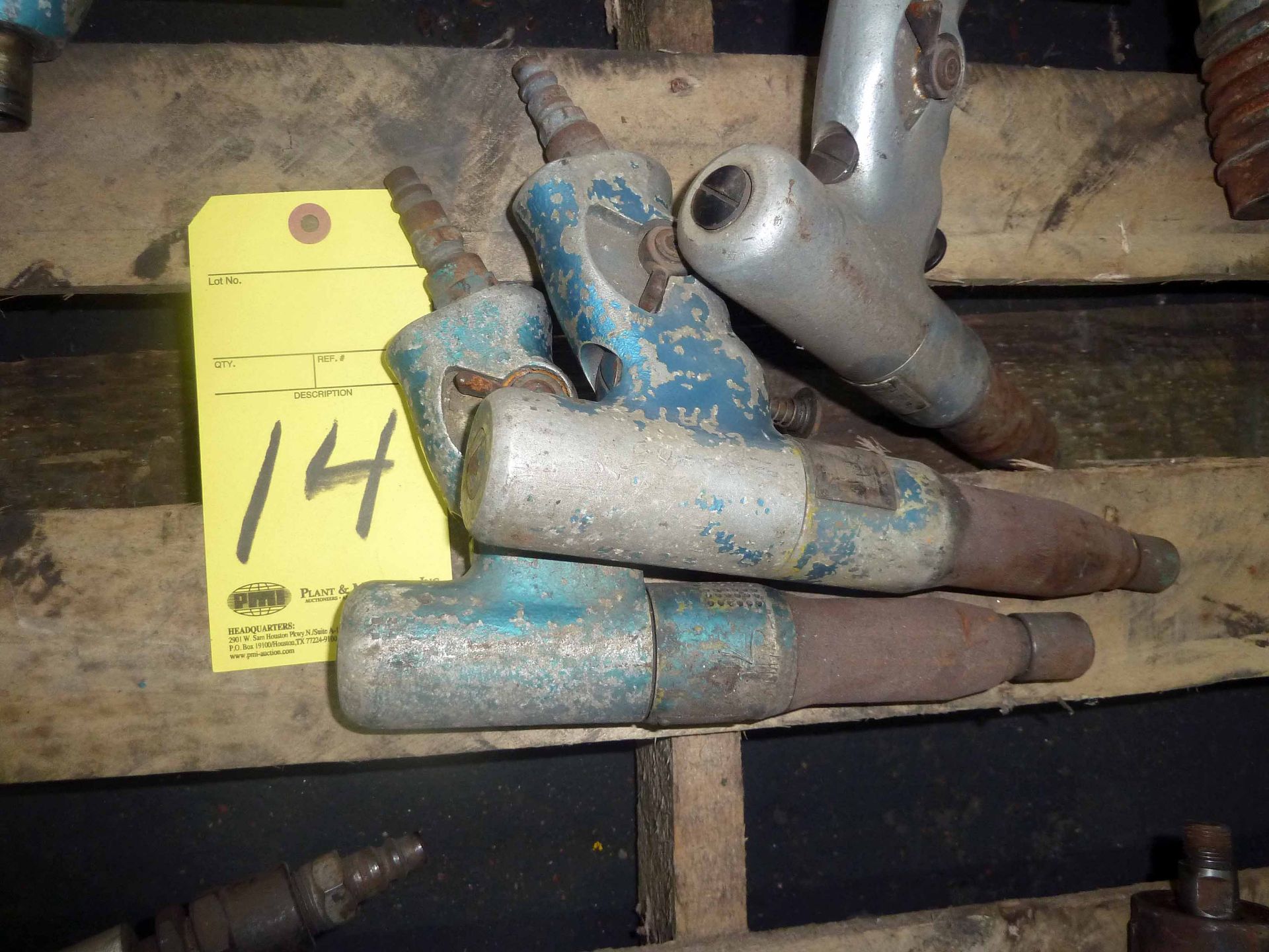 LOT OF PNEUMATIC RIVET GUNS